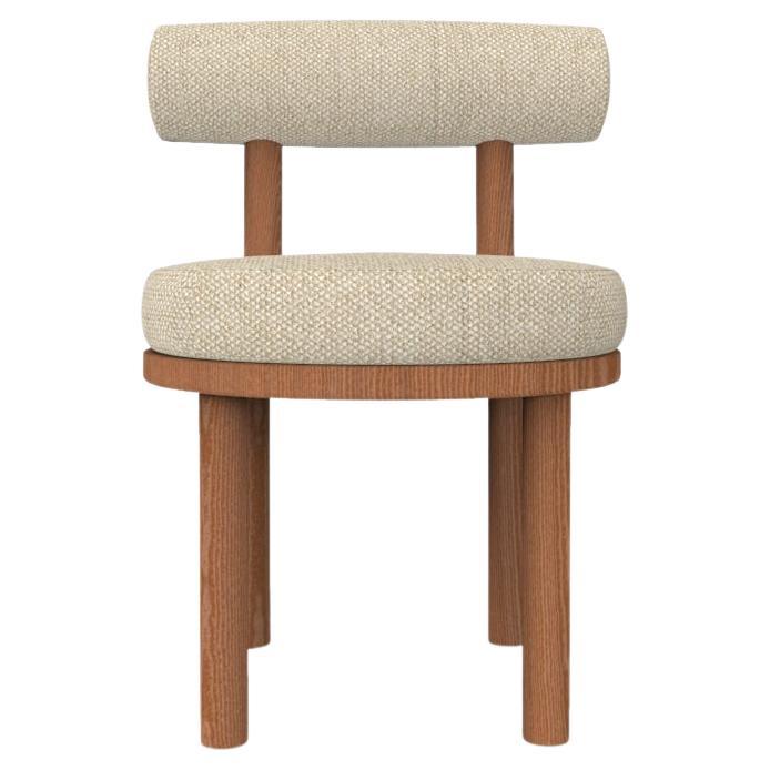 Collector Modern Moca Chair, gepolstert mit Safire 14-Stoff von Studio Rig  im Angebot