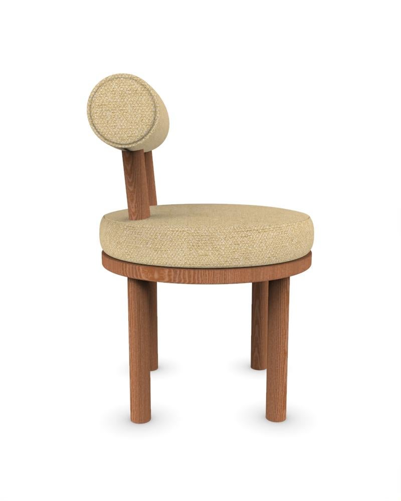 Collector Modern Moca Chair, gepolstert mit Safire 15-Stoff von Studio Rig  (Portugiesisch) im Angebot