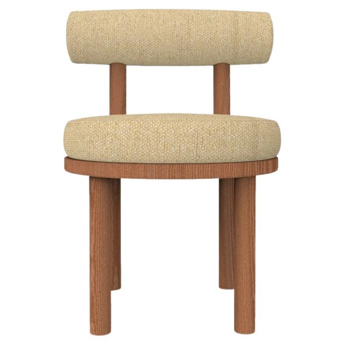Collector Modern Moca Chair, gepolstert mit Safire 15-Stoff von Studio Rig  im Angebot