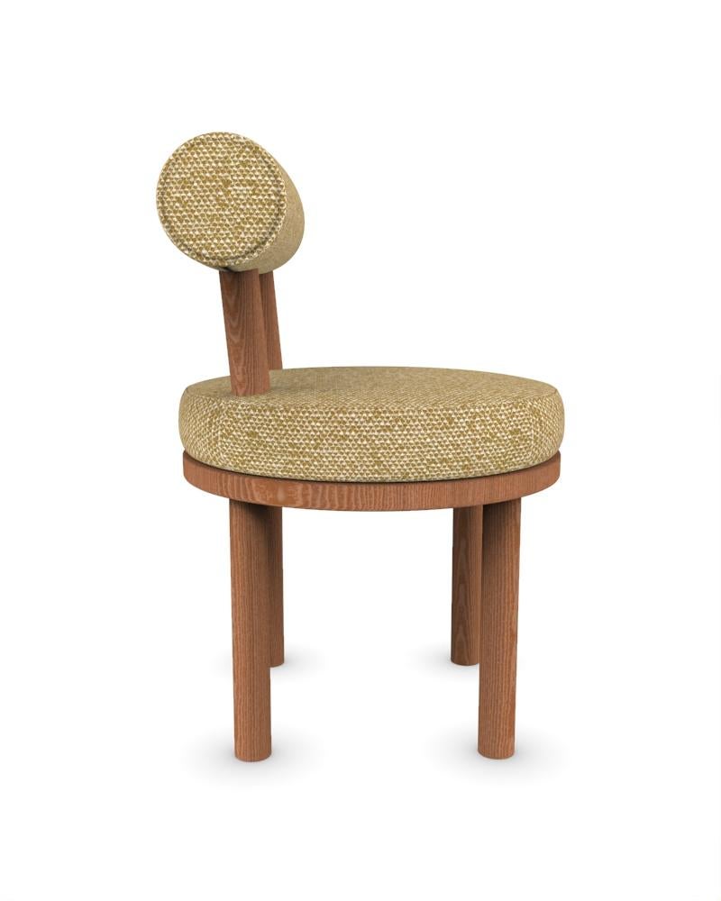 Collector Modern Moca Chair, gepolstert mit Safire 16-Stoff von Studio Rig  (Portugiesisch) im Angebot