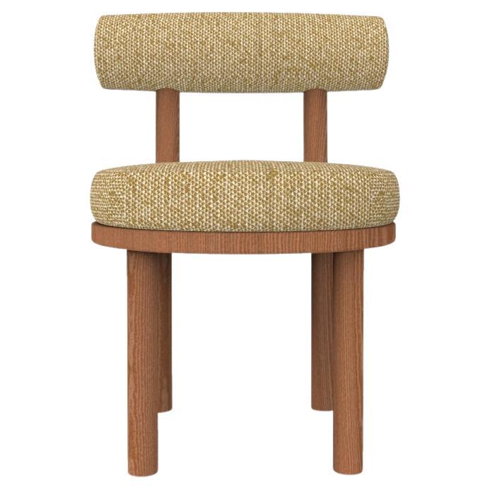 Collector Modern Moca Chair, gepolstert mit Safire 16-Stoff von Studio Rig  im Angebot