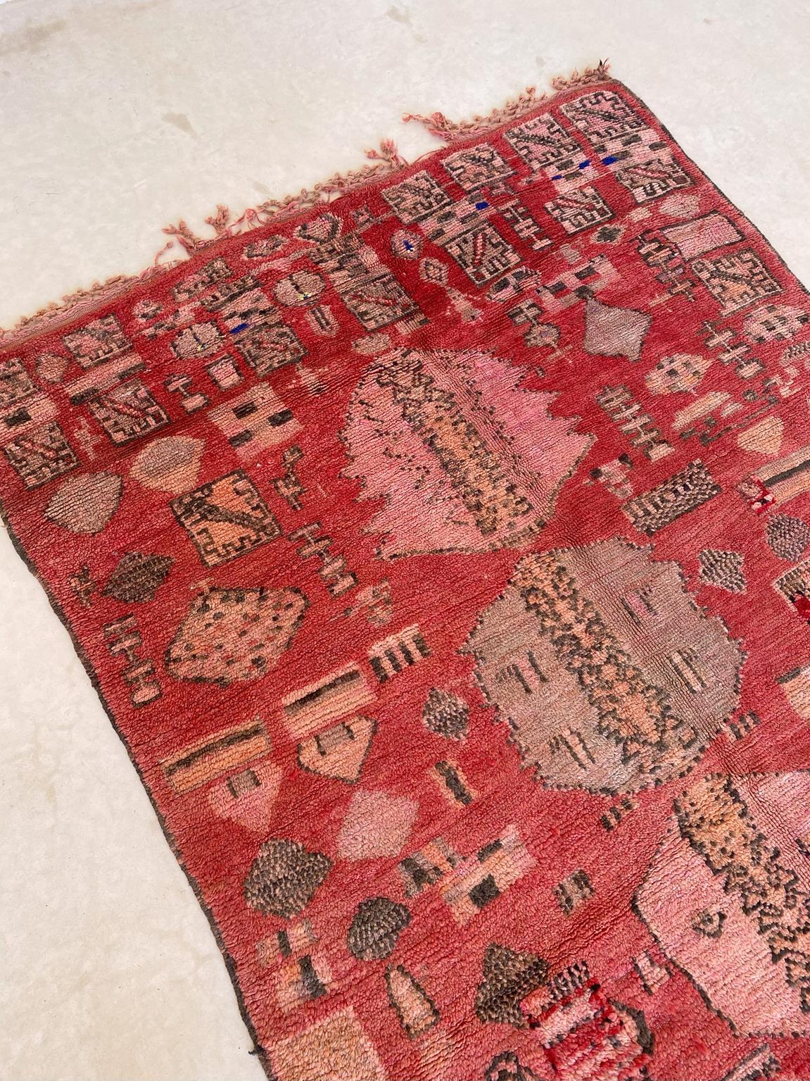 Collector Moroccan Rehamna rug - Red/pink - 5.8x8.6feet / 177x264cm For Sale 5