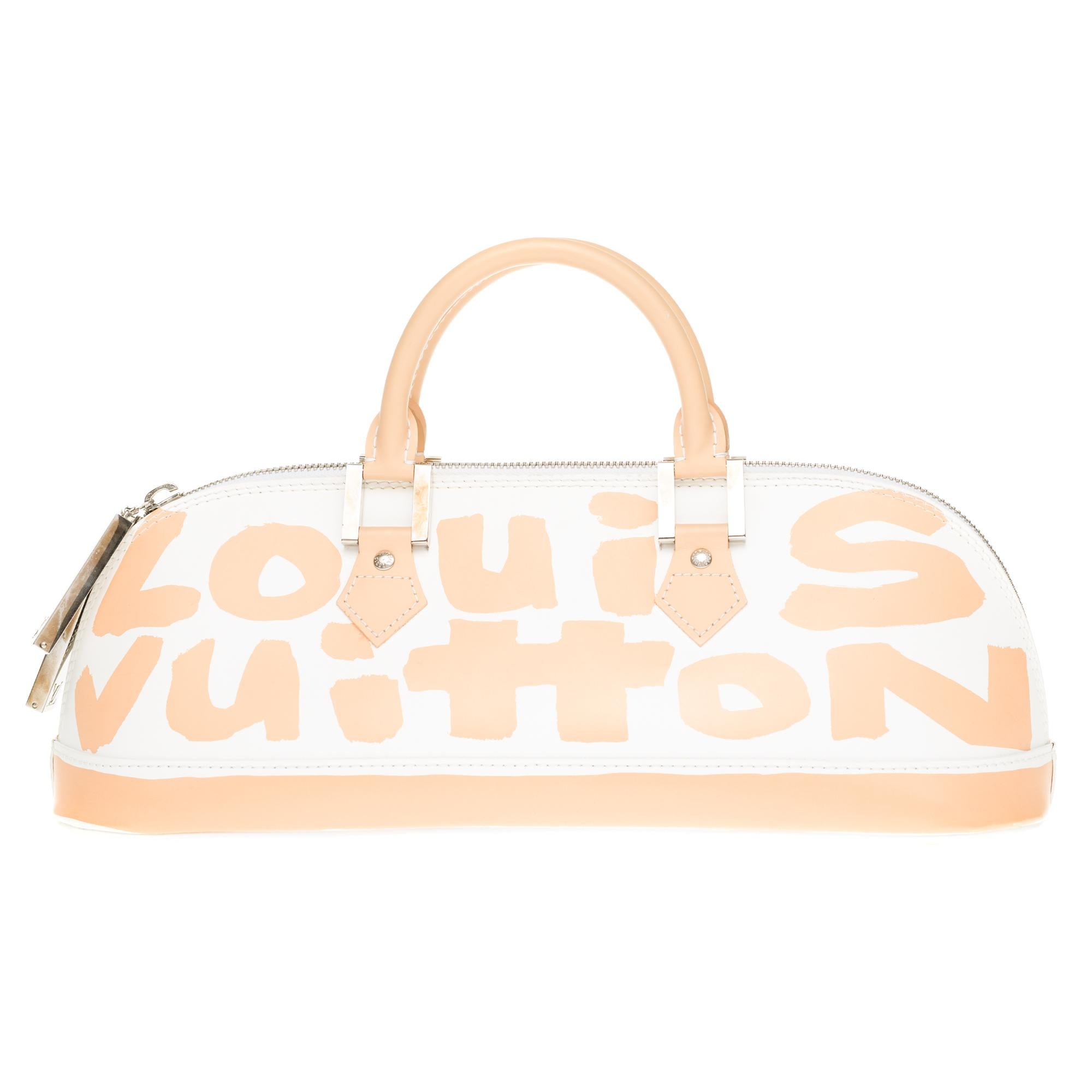 Limited edition: Louis Vuitton Alma GM bag in Graffiti Beige & White leather by Stephen Sprouse, double handle in beige leather.
Double slider zipper with brand-marked charms.
Beige microfiber inside, 1 patch pocket.
4 feet of LV bag.
Signature:
