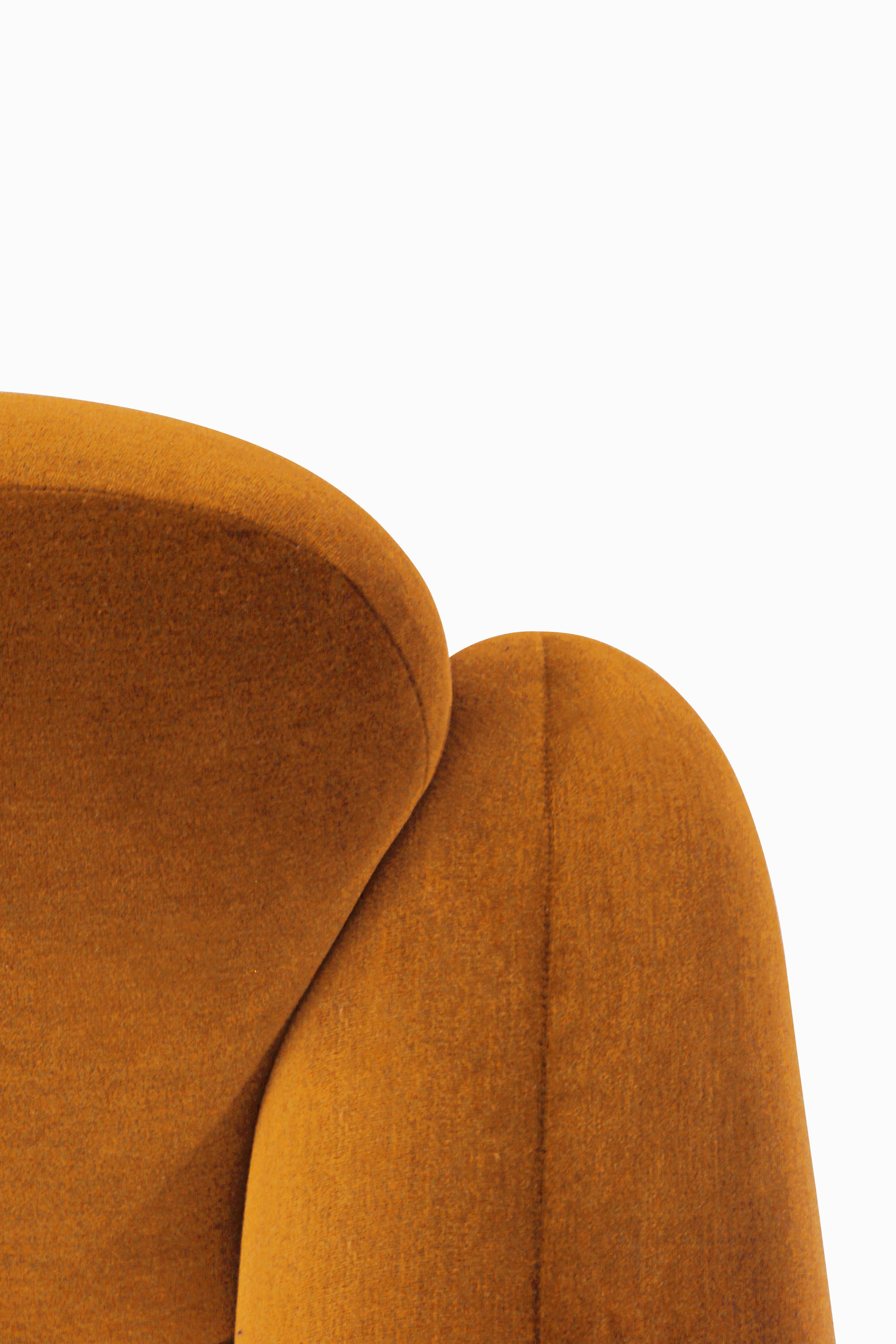 Le fauteuil Penta (Design/One en 1974), créé pour les espaces communs de l'hôtel, illustre l'approche de Daciano en matière de design fonctionnel, combinant des lignes simples et des considérations ergonomiques.
 

COLLECTIONNEUR
La marque Collector