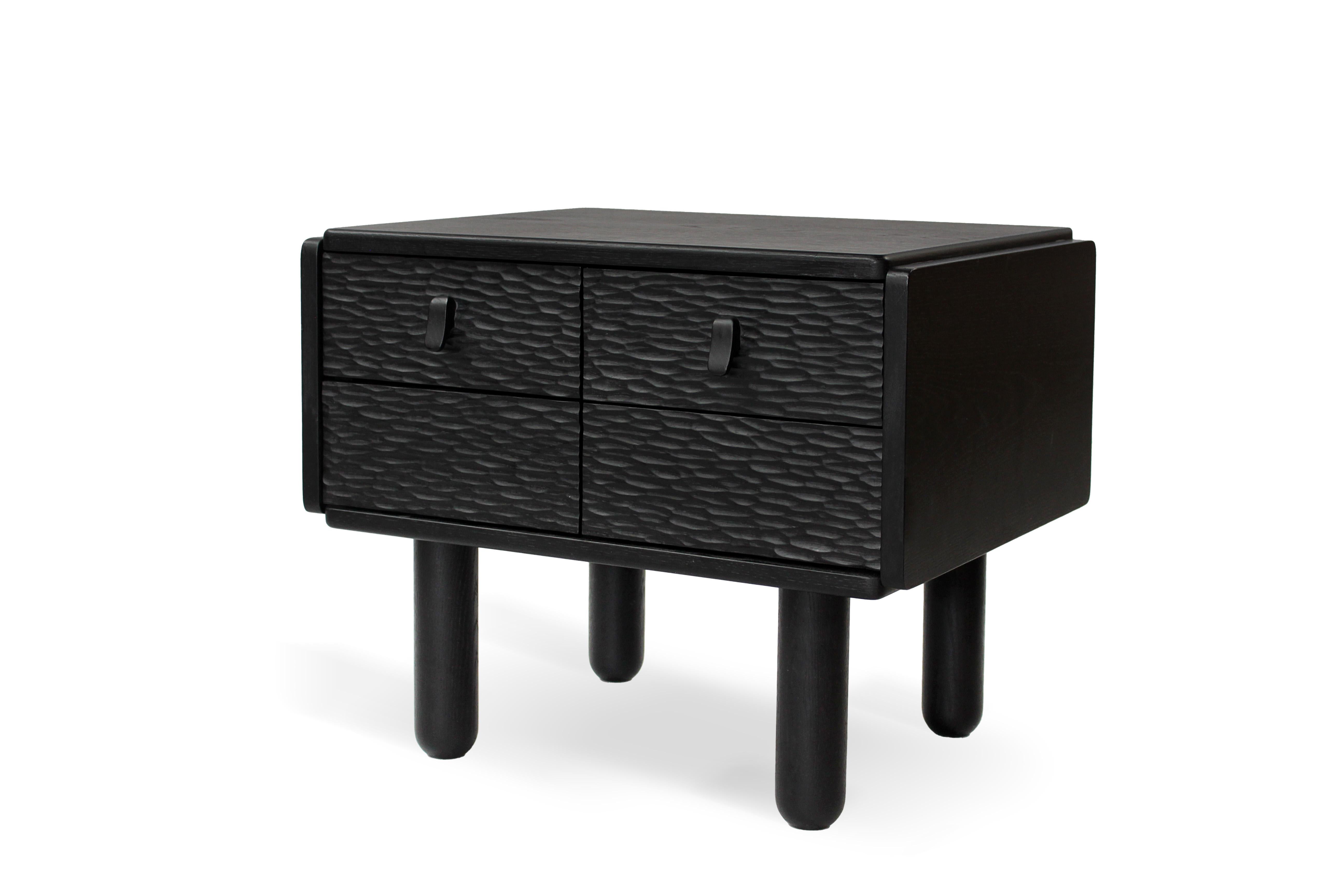 Sa finition texturée et son design audacieux en font une pièce de choix pour n'importe quelle pièce. Parfait pour les minimalistes ou tous ceux qui recherchent un complément chic et fonctionnel à leur décoration.