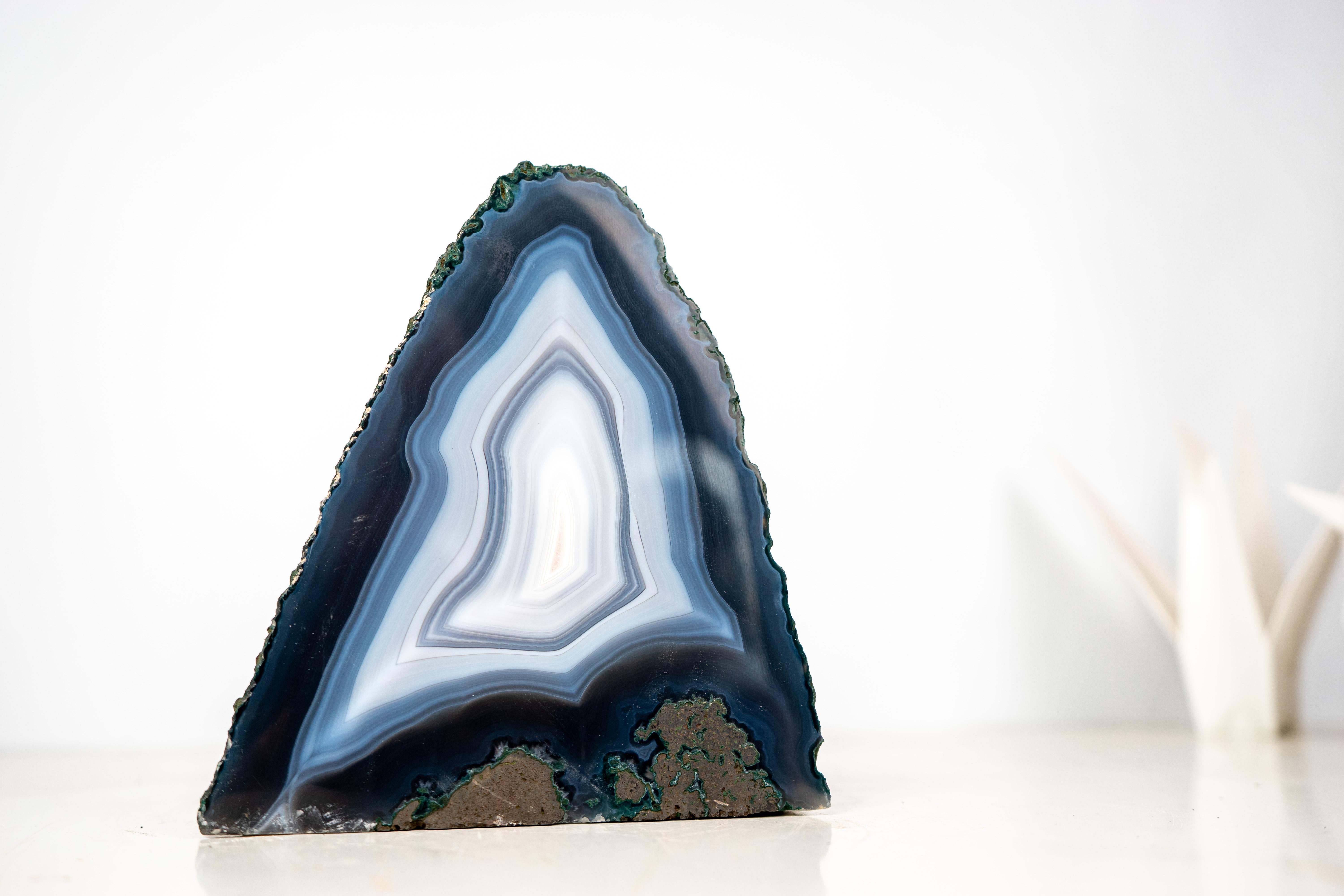Collector-Quality Blue & White Lace Agate Geode In New Condition For Sale In Ametista Do Sul, BR