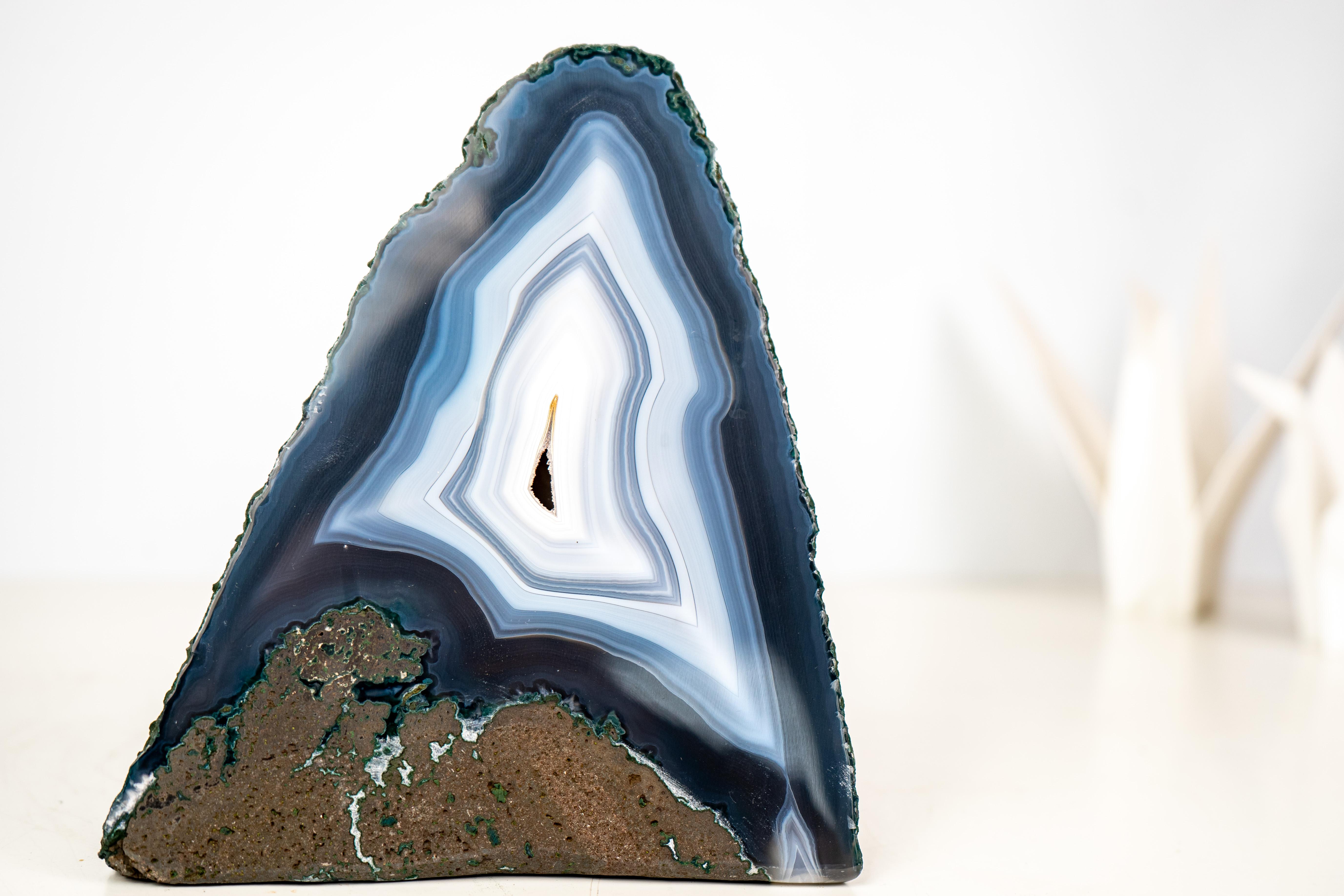 Collector-Quality Blue & White Lace Agate Geode In New Condition For Sale In Ametista Do Sul, BR
