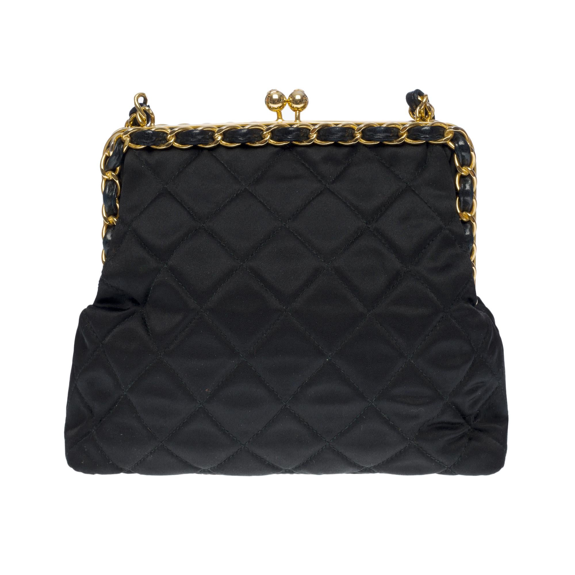 Collector & Rare Chanel du soir (Evening) shoulder bag in black quilted satin, gold plated metal hardware, black leather interlaced chain handle for hand, shoulder or in crossbody


Closure on the top by beads signed CC gold metal
Frame frame in