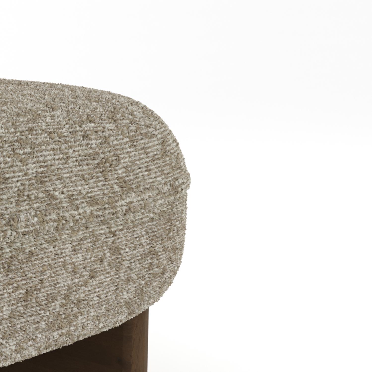 Mélange harmonieux d'artisanat et de détente, la chaise longue Riva présente une base sculpturale en bois associée à des coussins rembourrés et moelleux. Sa forme fluide et organique offre à la fois un attrait visuel et un confort exceptionnel, ce