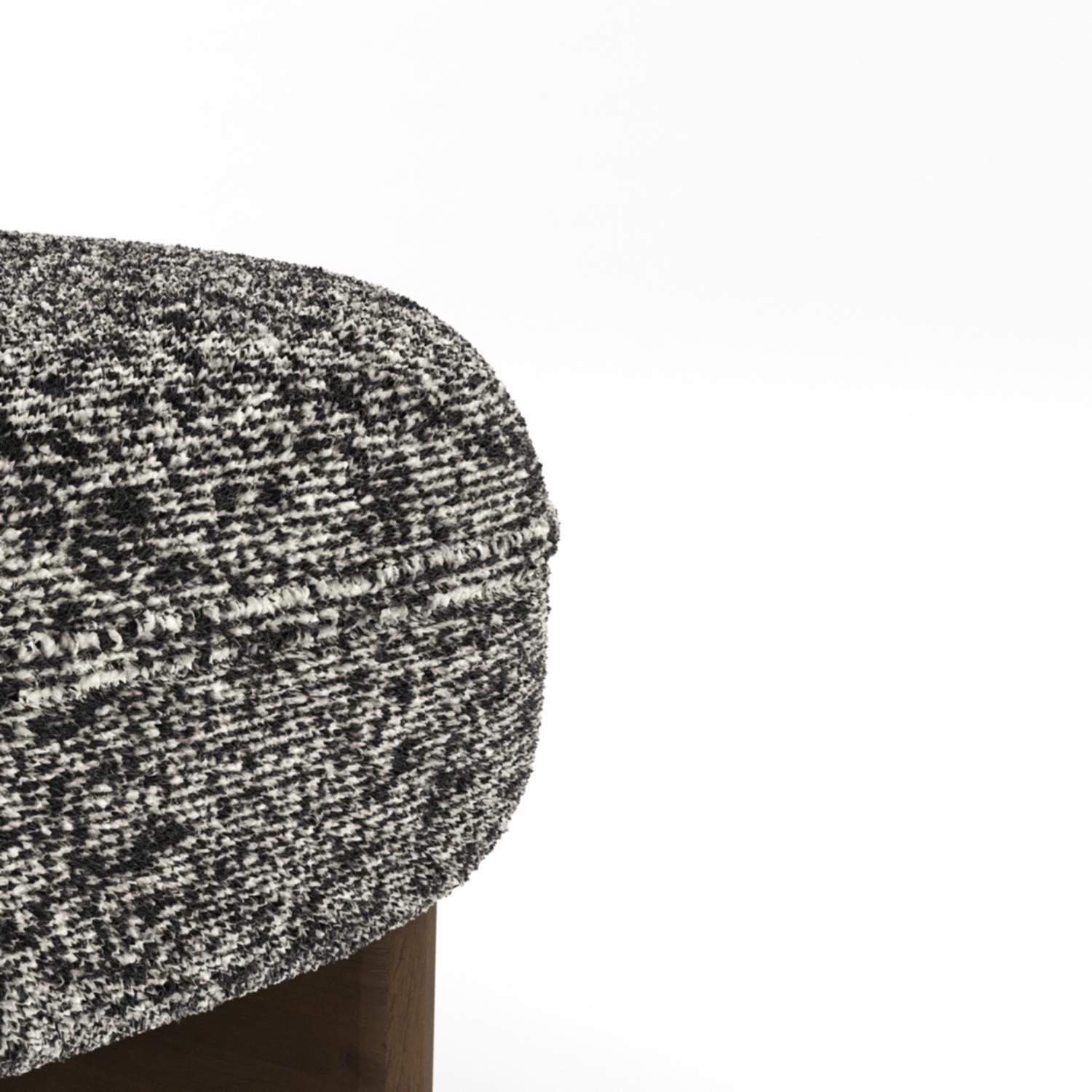 Mélange harmonieux d'artisanat et de détente, la chaise longue Riva présente une base sculpturale en bois associée à des coussins rembourrés et moelleux. Sa forme fluide et organique offre à la fois un attrait visuel et un confort exceptionnel, ce