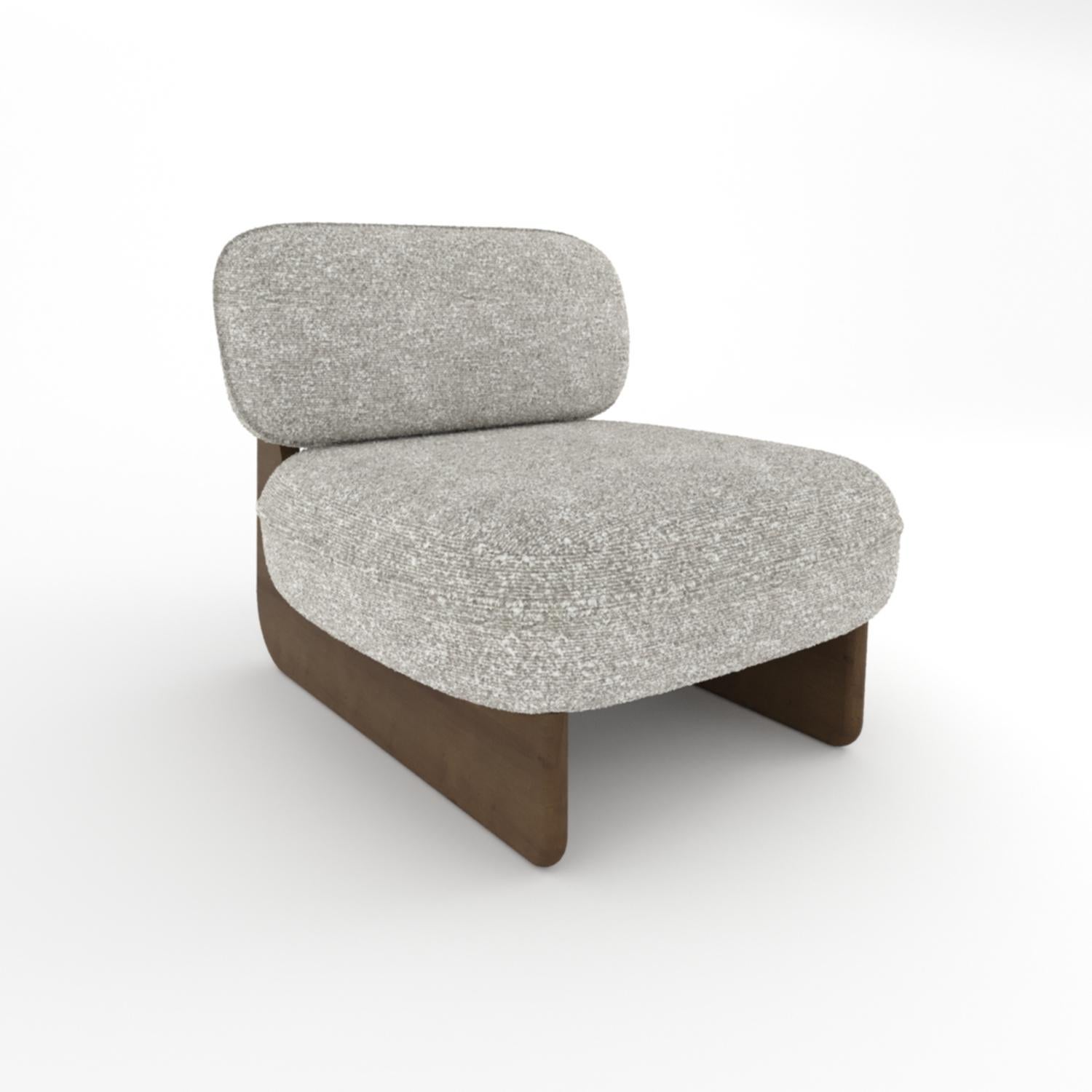Mélange harmonieux d'artisanat et de détente, la chaise longue Riva présente une base sculpturale en bois associée à des coussins rembourrés et moelleux. Sa forme fluide et organique offre à la fois un attrait visuel et un confort exceptionnel, ce