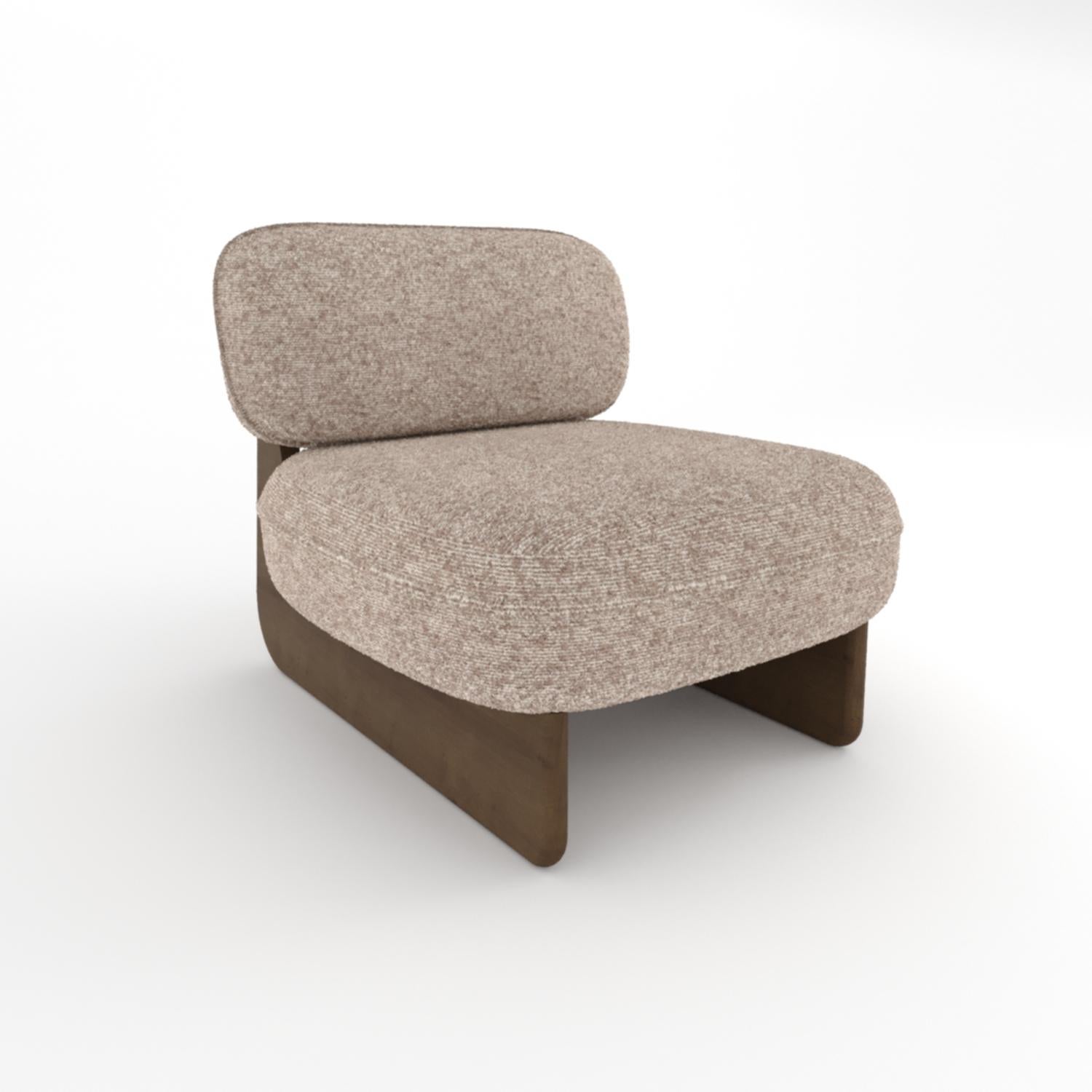 Mélange harmonieux d'artisanat et de détente, la chaise longue Riva présente une base sculpturale en bois associée à des coussins rembourrés et moelleux. Sa forme fluide et organique offre à la fois un attrait visuel et un confort exceptionnel, ce