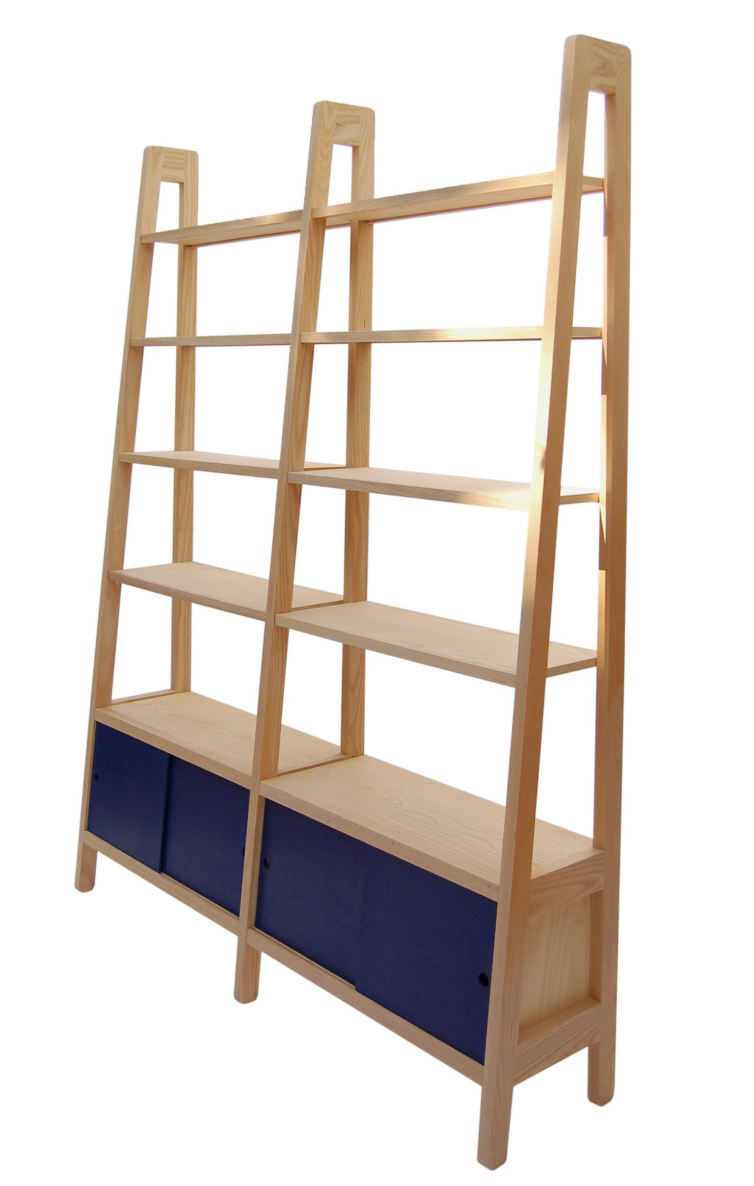 Collector Shelf in Ashwood with Blue Accents (amerikanisch) im Angebot