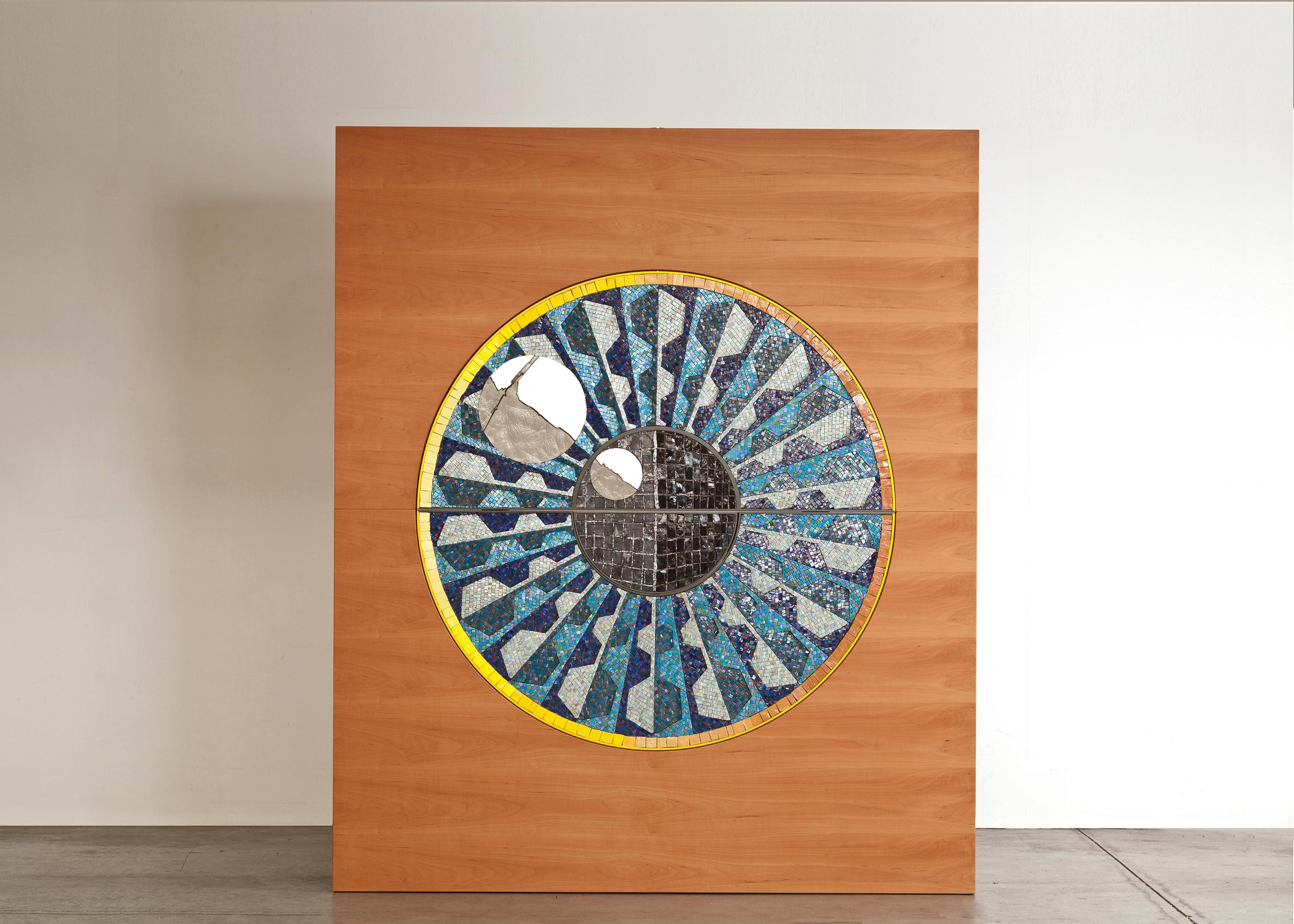 Ce Collectional polyvalent, un meuble à double face en bois de poirier, est l'aboutissement de la collaboration entre SoShiro et la collection Layers d'Alexandre Arrechea. Il s'agit d'une étagère transformatrice inspirée par l'une des photographies