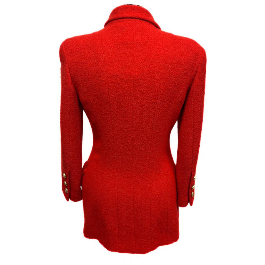 Superbe veste en corail vintage de Chanel en très bon état. Veste avec écharpe intégrée, deux poches avant fermées par des boutons dorés. Taille 36FR.
Fabriqué en France.
Matière : laine
Couleur : corail
Dimensions à plat : épaules 42 cm, longueur
