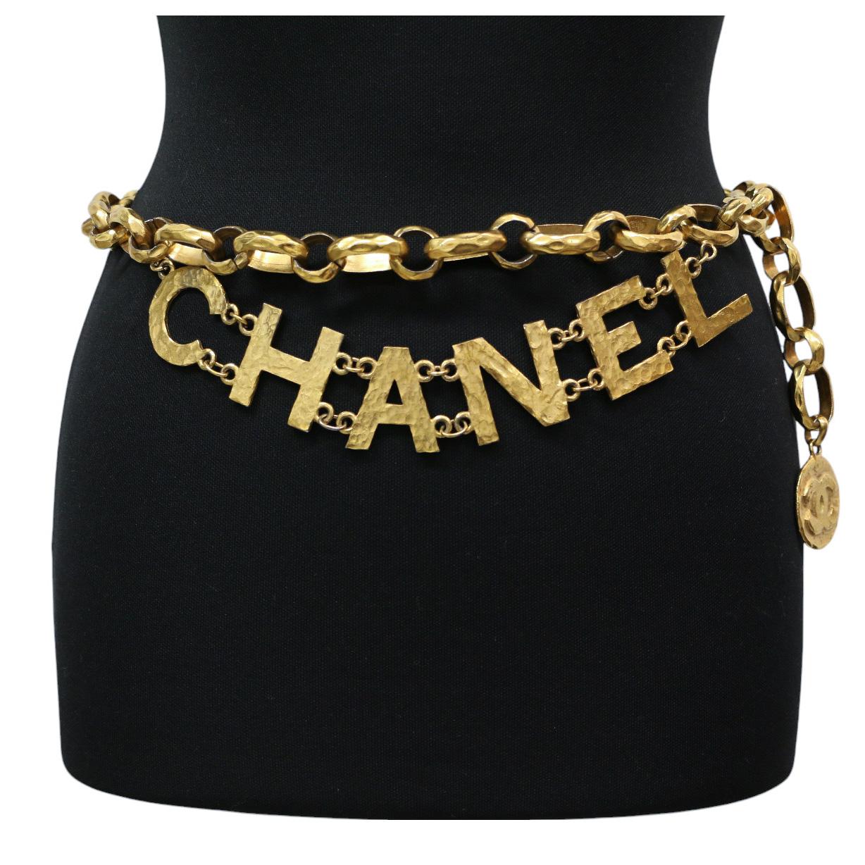 Amazing vintage Chanel piece : collector gold-plated metal belt from Spring 1993. this belt features a double row at the front and the inscription “CHANEL”. The belt is adjustable as the clasp can be hooked onto any link. It will be delivered in its