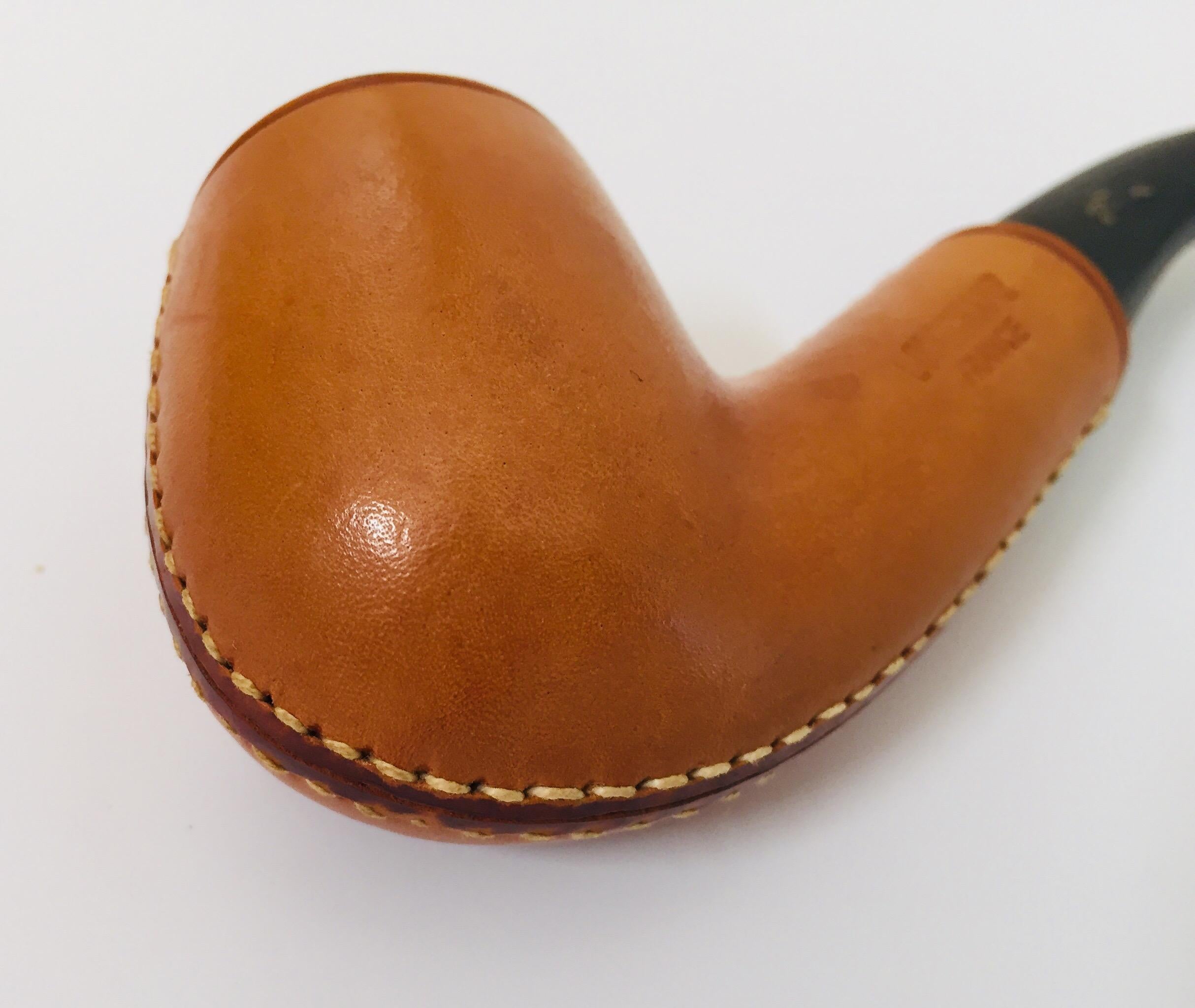Collector vintage Longchamp France tan calf leather wrapped tobacco pipe with case.
Gently used.
Fine quality briar covered, handstitched, para vulcanite mouth piece
The leather protects the briar from scratches, and the smokers hands from heat,