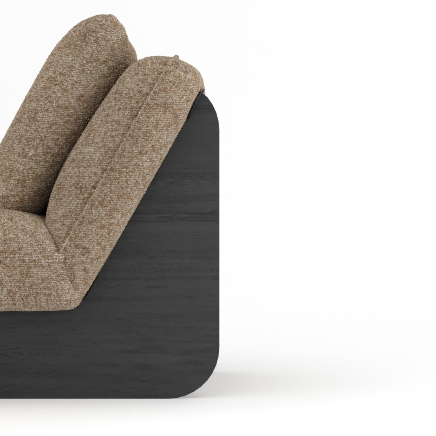 Eine Verschmelzung von Komfort und modernem Design. Die asymmetrischen Rückenlehnen mit ihren weichen, konturierten Kissen und dem eleganten Metallgestell schaffen ein einzigartiges optisches Gleichgewicht. Perfekt zum stilvollen und eleganten