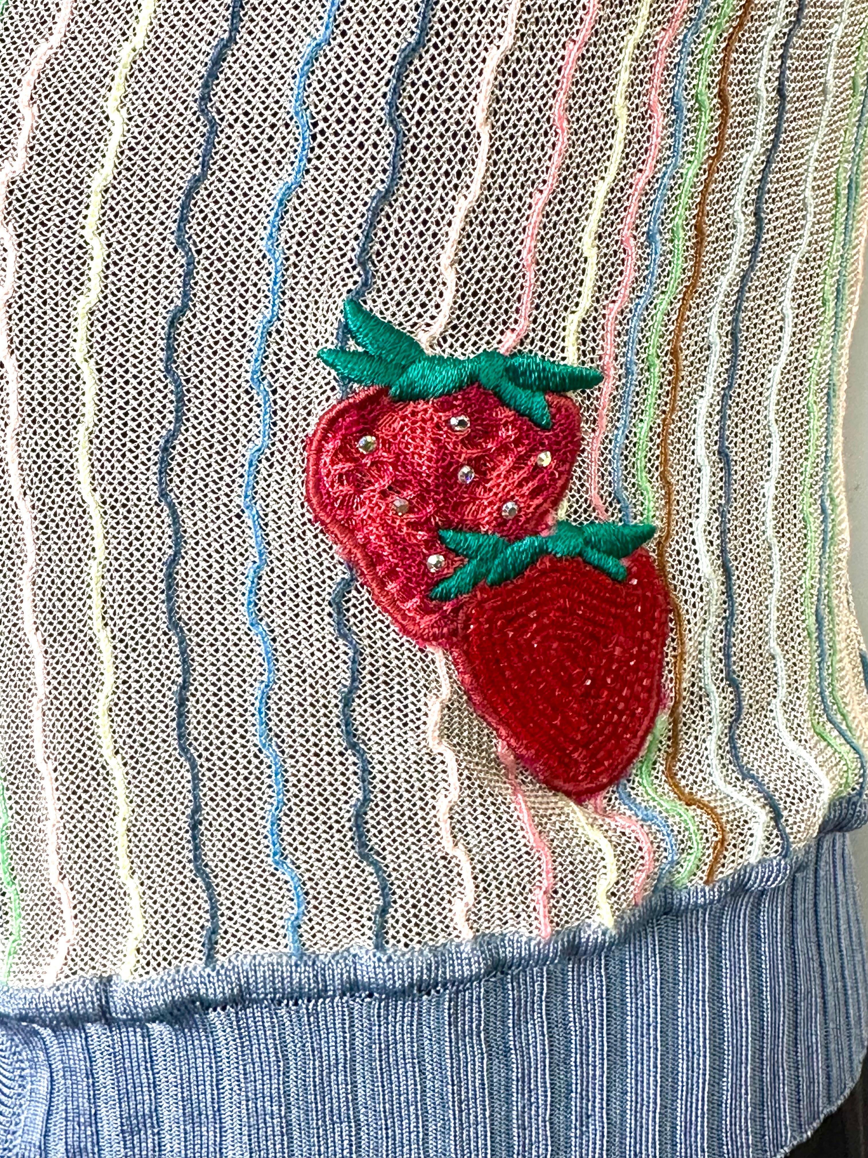 Missoni-Sammlerstrickjacke aus dem Jahr 2005 mit der Nummer 270/500
Diese Strickjacke aus Viskose und Baumwolle ist tailliert geschnitten und wird unter der Brust geknöpft. Sie ist mit perlen- und paillettenbesetzten Fruchtpatches versehen.
Größe 44