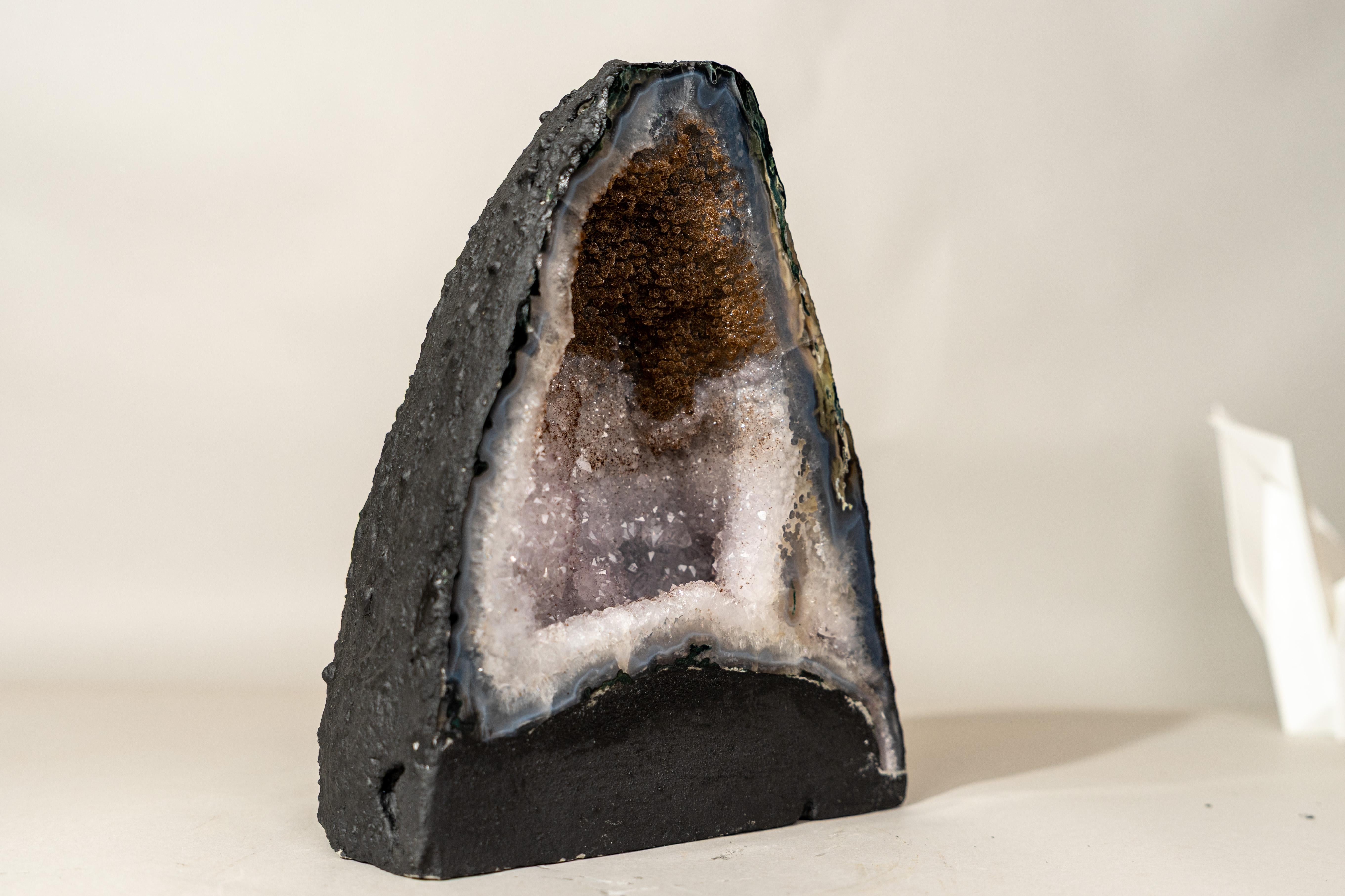 Rarität in einer Geode: Eine zweifarbige Achat-Geode, die es wert ist, im Mittelpunkt Ihres Raumes zu stehen

▫️ Beschreibung

Diese einzigartige, kleine Achatgeode zeigt eine wunderschöne Formation, deren Hohlraum von einer seltenen zweifarbigen