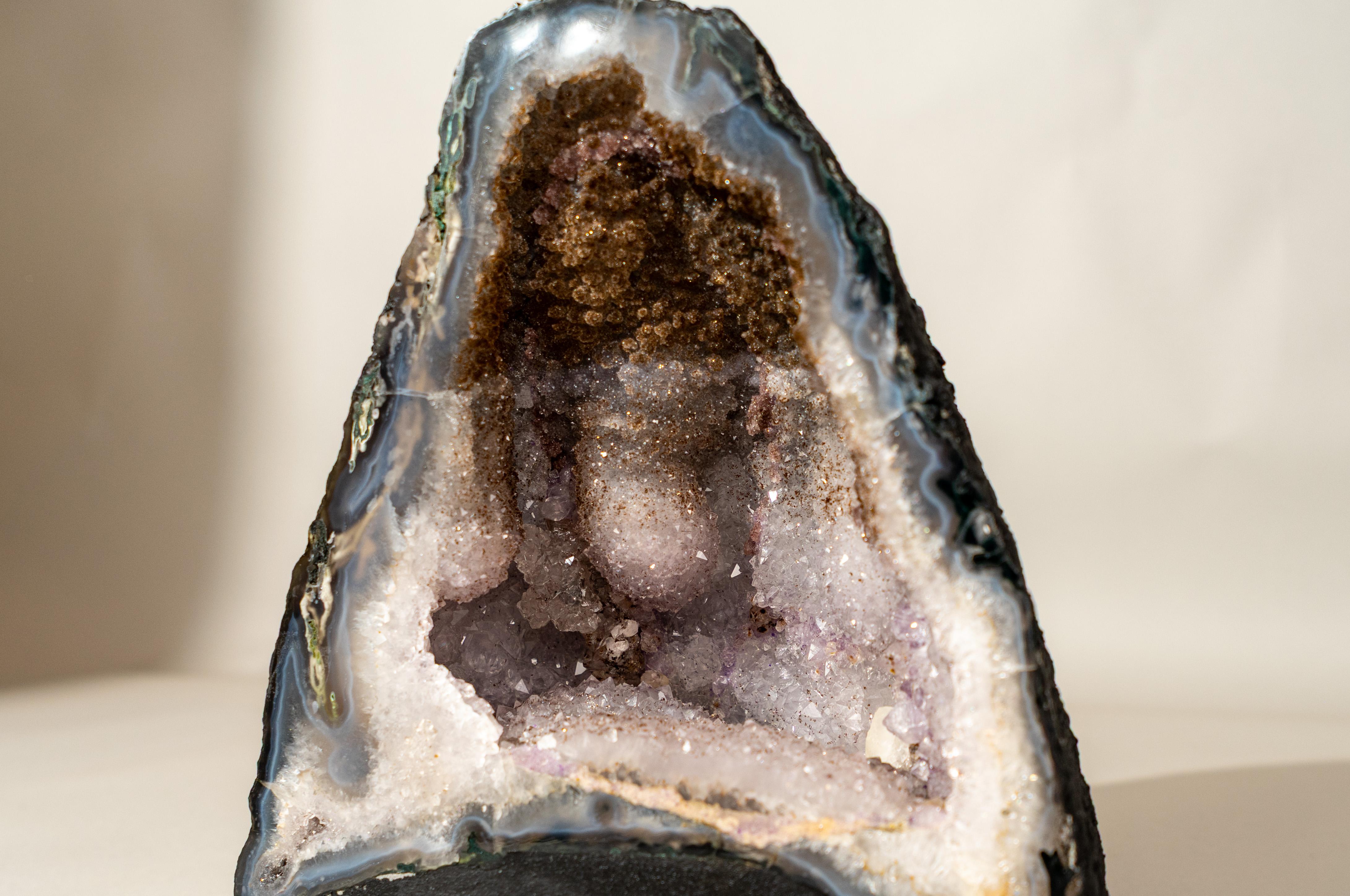 Seltene zweifarbige Achatgeode - Herzstück eines Sammlers

▫️ Beschreibung

Diese einzigartige, kleine Achatgeode zeigt eine wunderschöne Formation, deren Hohlraum von einer seltenen zweifarbigen Kombination aus weißem Druzy und einem tief