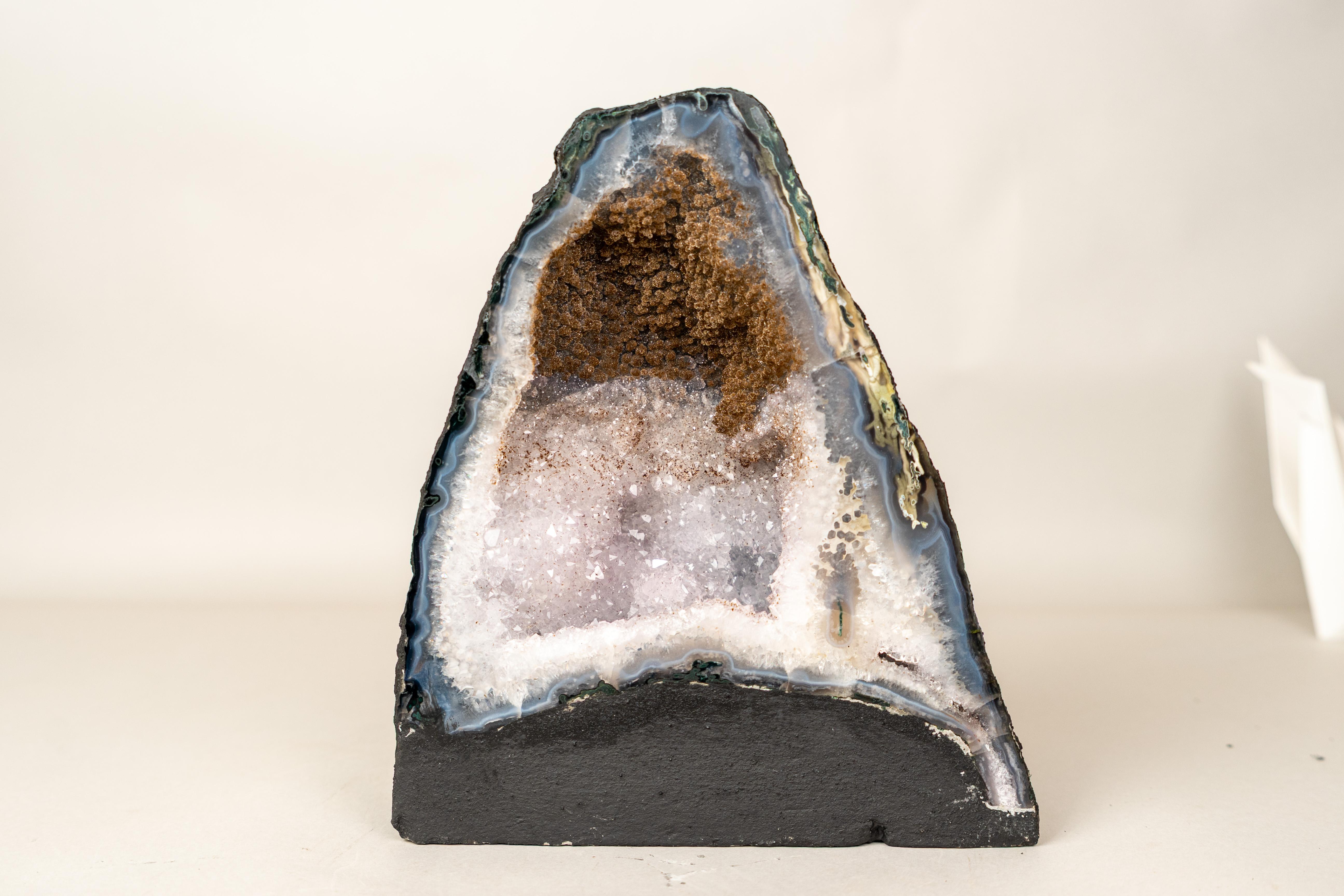 Bi-Color-Achat-Geode mit funkelndem Zucker-Druzy und weißem Amethyst für Sammler (21. Jahrhundert und zeitgenössisch) im Angebot