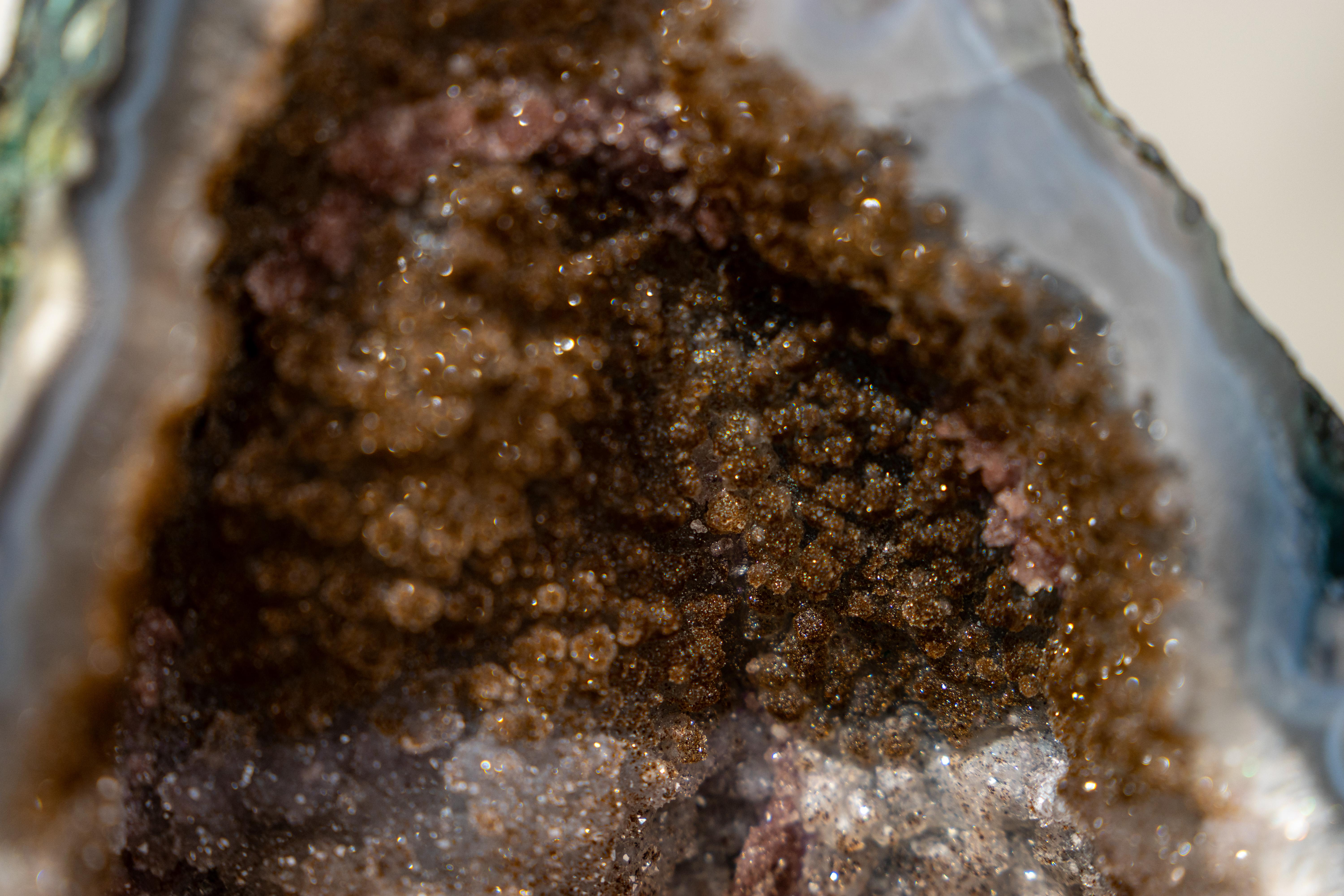 Bi-Color-Achat-Geode mit funkelndem Zucker-Druzy und weißem Amethyst für Sammler (21. Jahrhundert und zeitgenössisch) im Angebot