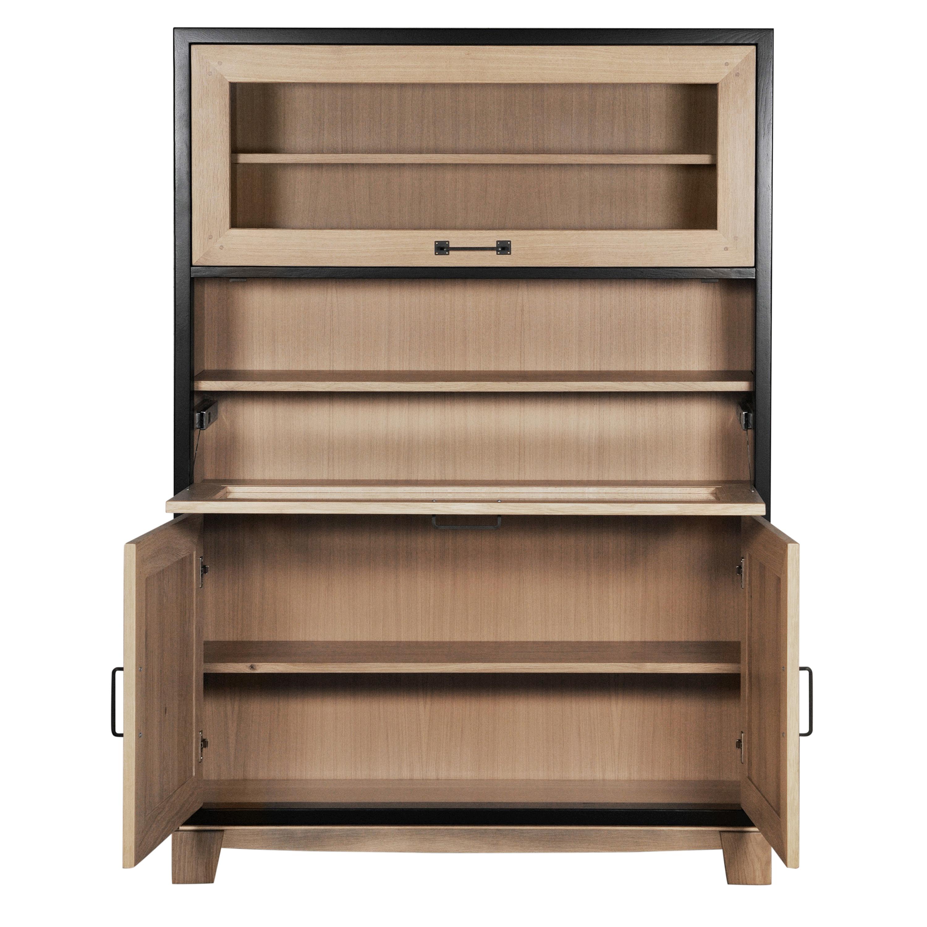 SIENNA Collection 
This bookcase is part of the contemporary collection SIENNA designed by Christophe Lecomte in Vendée. SIENNA is characterized by taut lines slightly softened by curved handles or drawers.
The oak, a noble species from the French