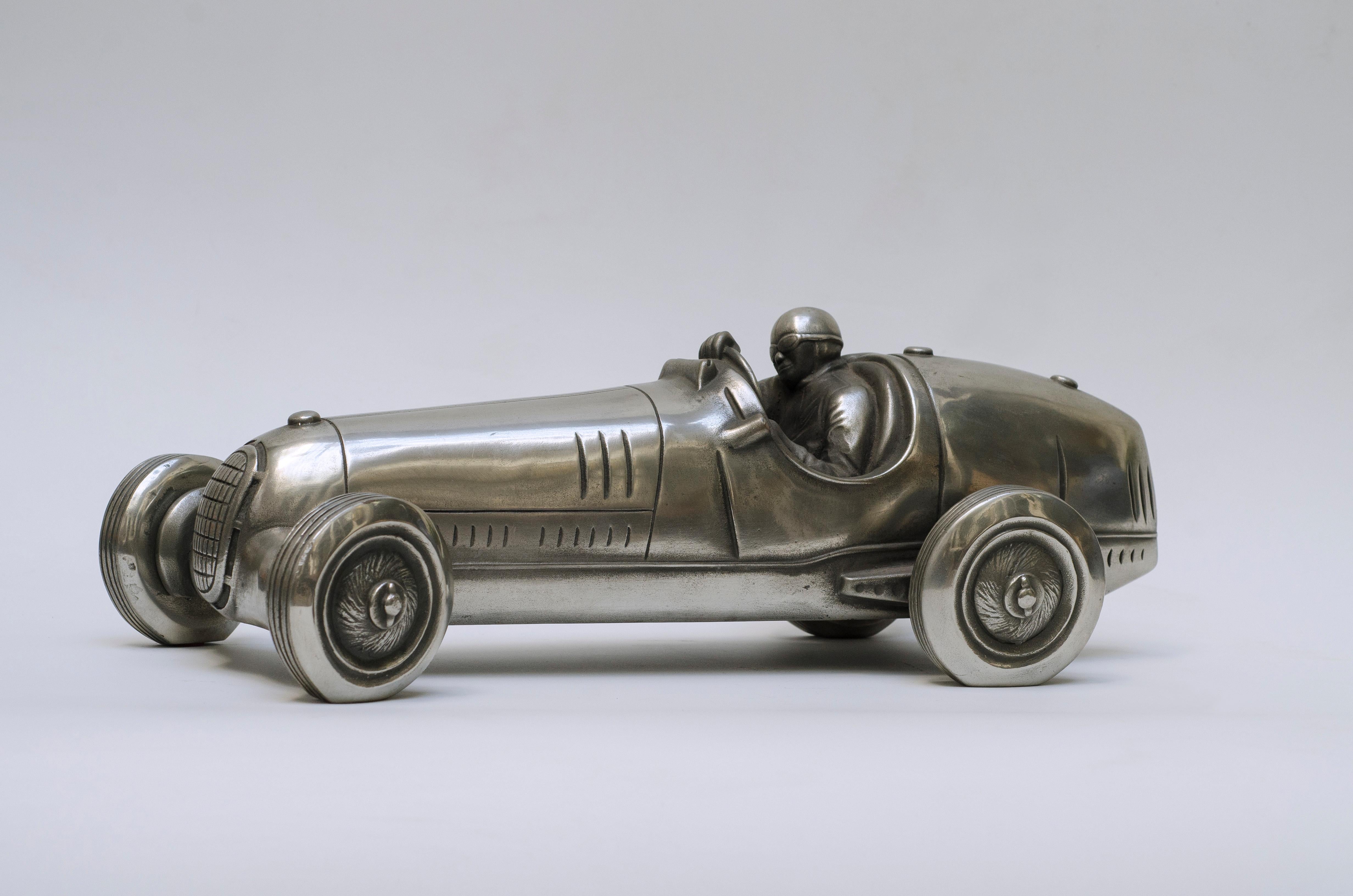 Auto da collezione ispirata alla Maserati 4CLT/48. Questa vettura è stata costruita nel 1948 e ha partecipato a diversi Gran Premi prima della creazione ufficiale del campionato di Formula 1 nel 1950.

Italia, CIRCA 1950.