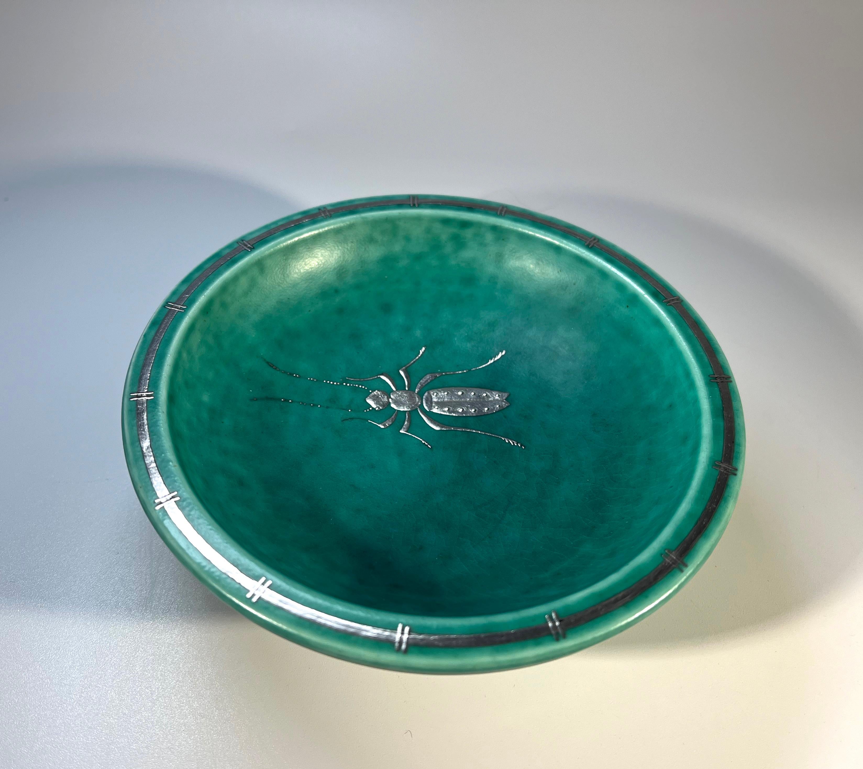 Metà XX secolo Piatto da collezione con scarabeo esotico Wilhelm Kage, ARGENTA, Gustavsberg, Svezia c1943 in vendita