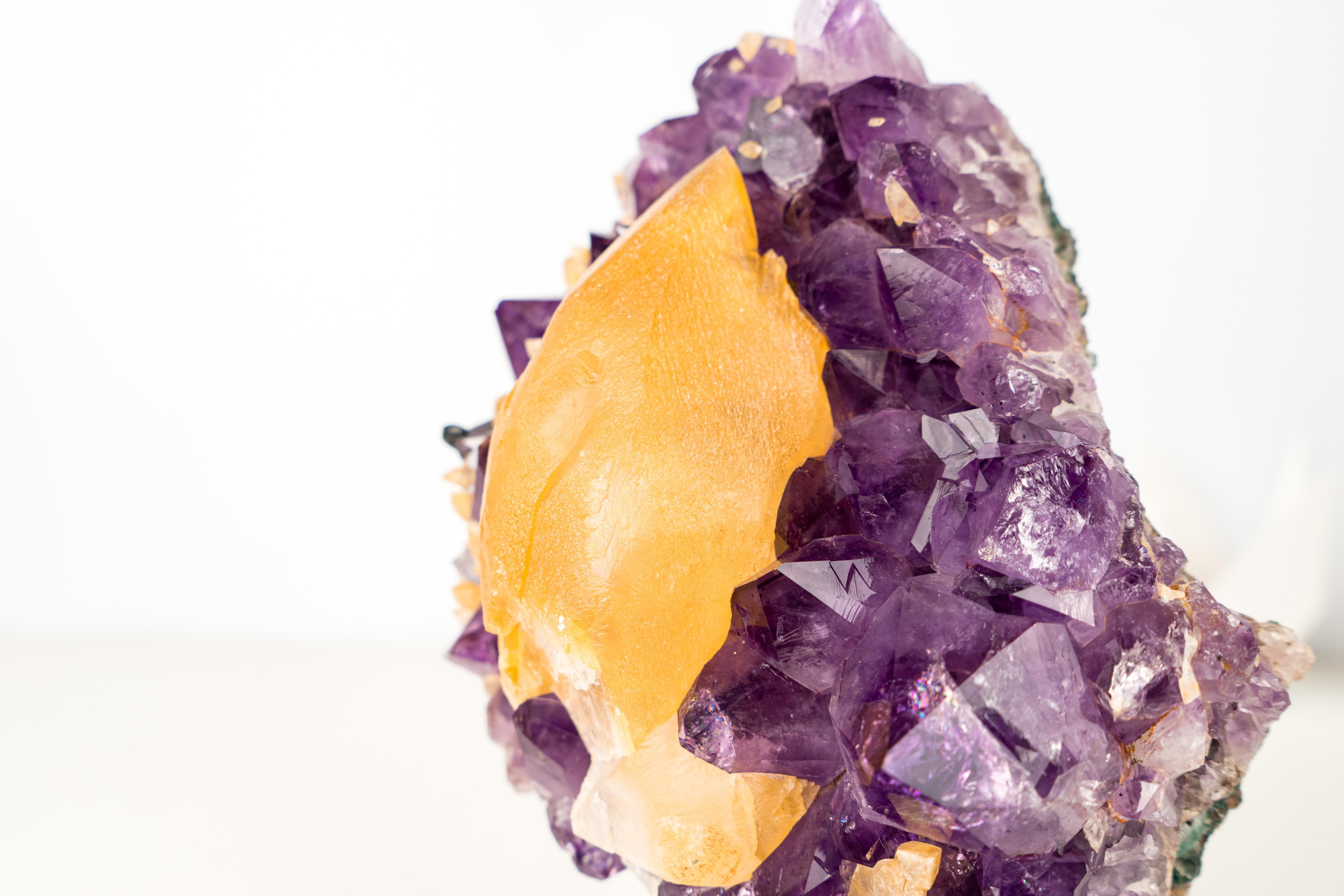 Cristallo Calcite dorata da collezione su cluster di ametista viola intenso in vendita