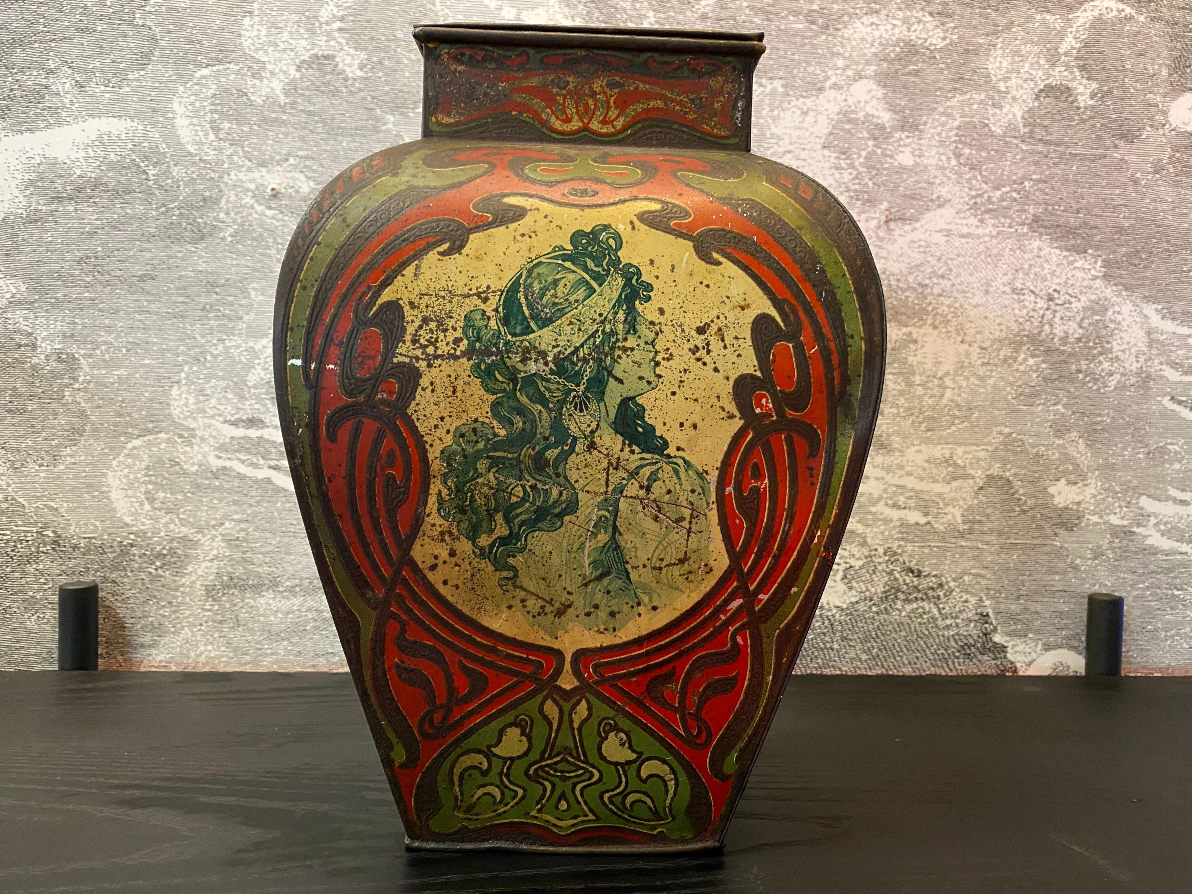 The unusual thing about this Art Nouveau tin lid box made of sheet metal is, on the one hand, its shape and, on the other, the elaborately different design of each side of the box. The typical floral ornamentation of Art Nouveau paired with 4