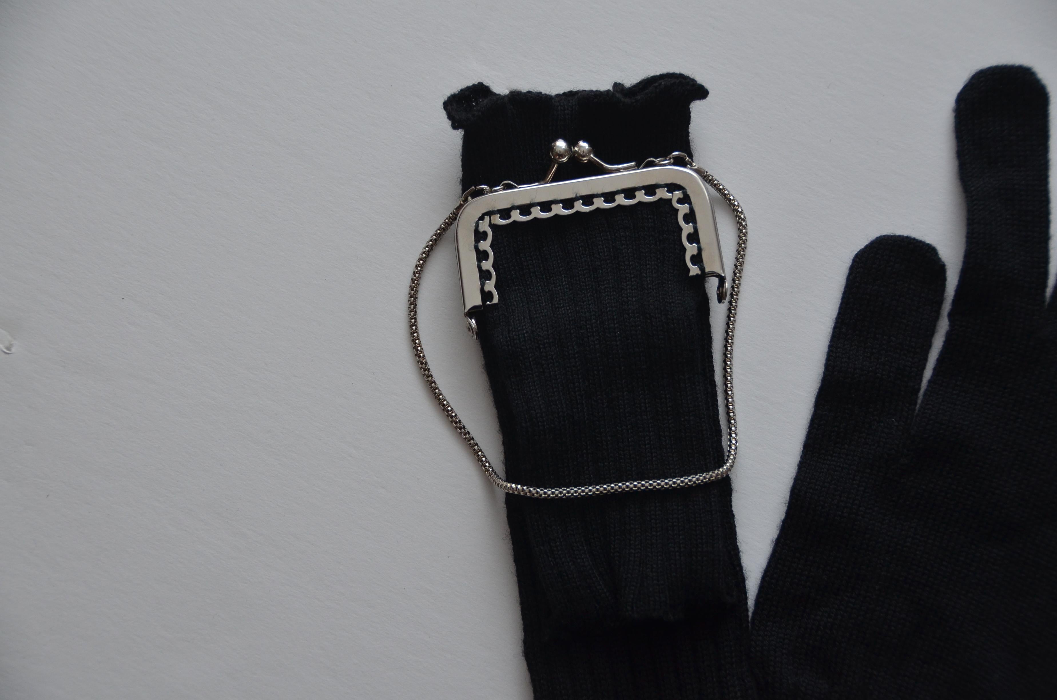 Sehr seltene JPG-Wollhandschuhe mit Mini-Täschchen
Definitiv JPG-Sammlerstück.
Nur an einem Handschuh ist eine Geldbörse befestigt 
NEU mit Anhängern 
Größe M

FINAL SALE.