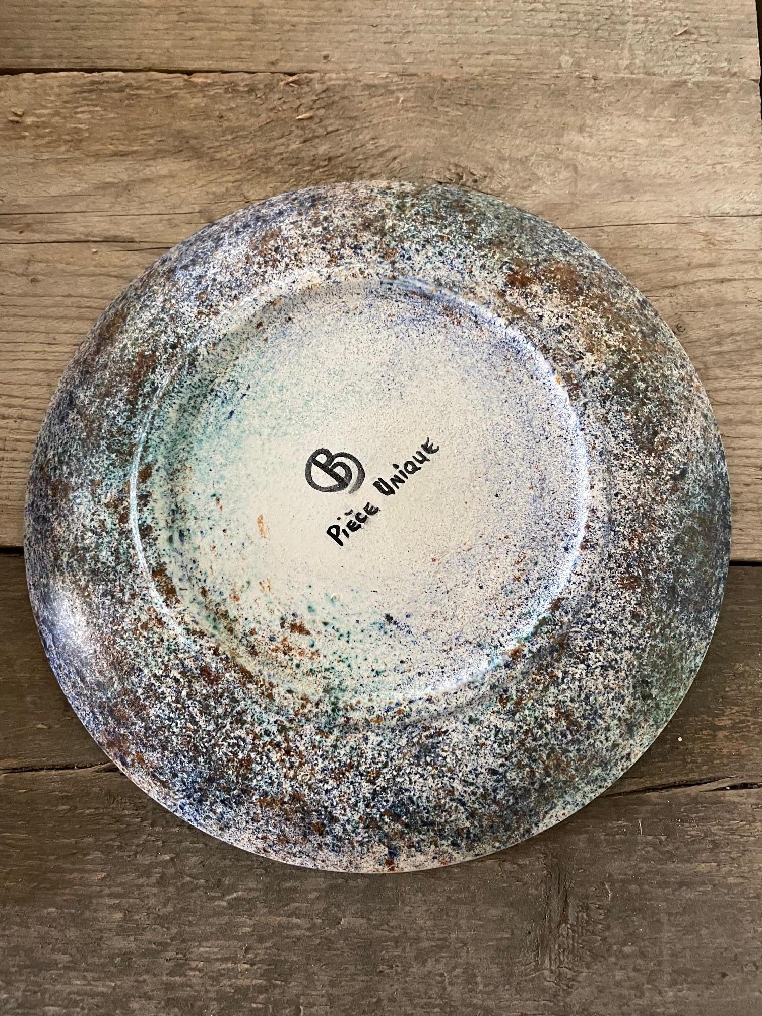 Placa de colección de Bernard Buffat, La grange des potiers.
Plato torneado a mano en el sur de Francia en los años 70, reuniendo a varios artistas en el taller de la Grange des Potiers.