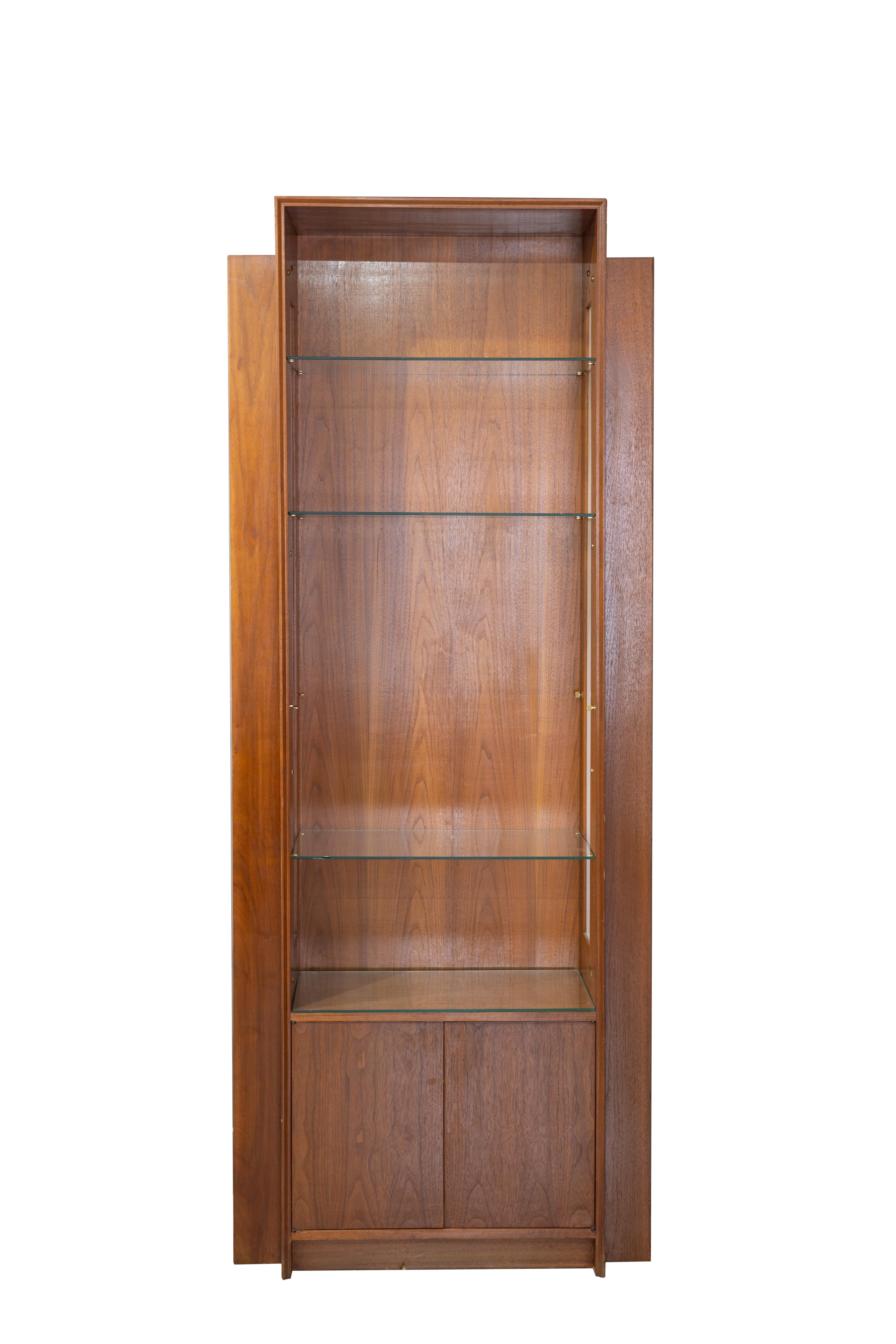 Collector’s Skyscraper Design Midcentury Display Cabinet with Side Illumination In Good Condition In Hudson, NY