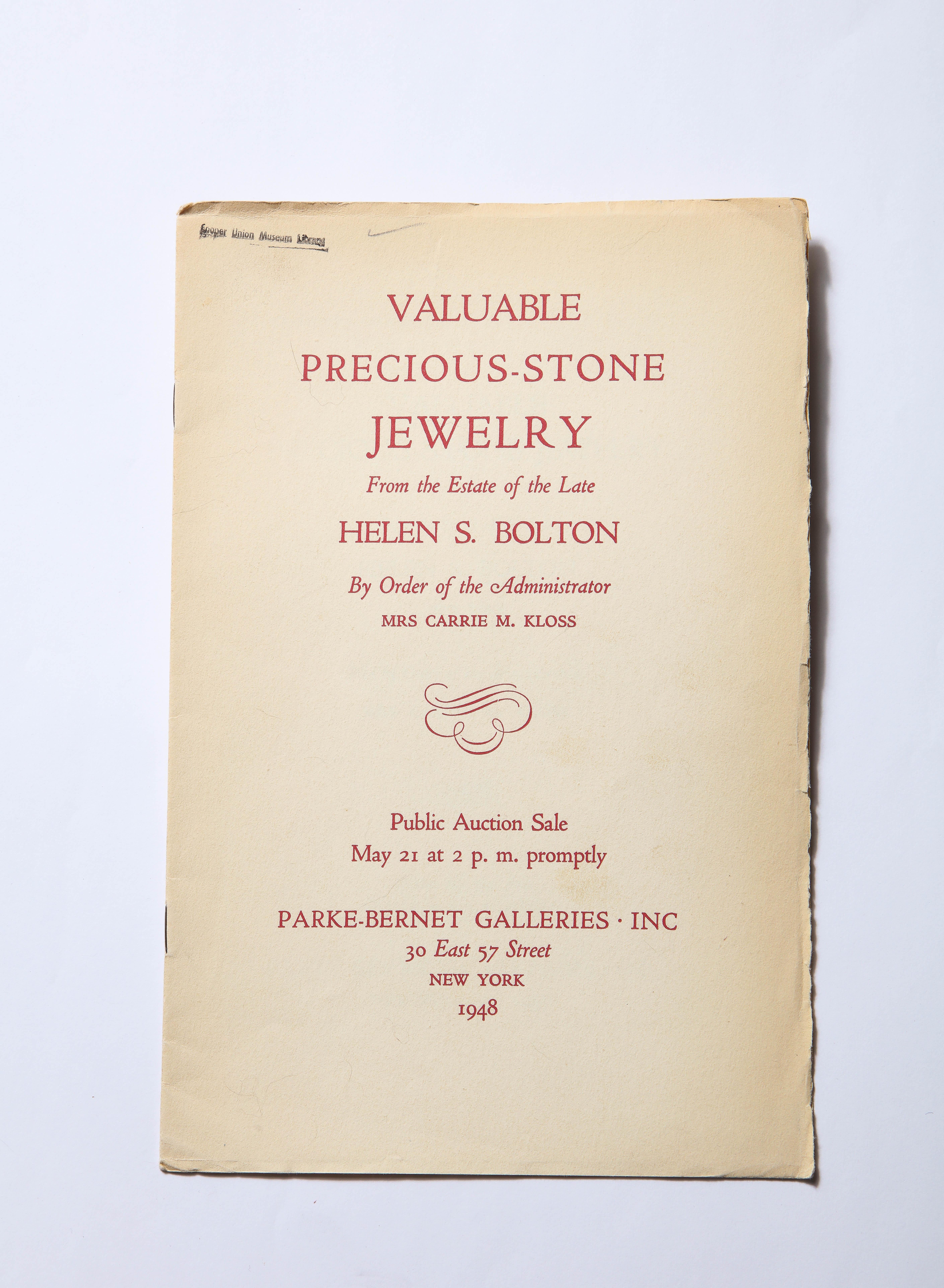 Zehn atemberaubende Vintage-Auktionskataloge von Sotheby's, gefüllt mit erstaunlichen Fotos von Schmuckstücken von Cartier, Tiffany und anderen berühmten Herstellern wie Flato und Yard. Ein Blick in eine vergangene Welt des amerikanischen Reichtums,
