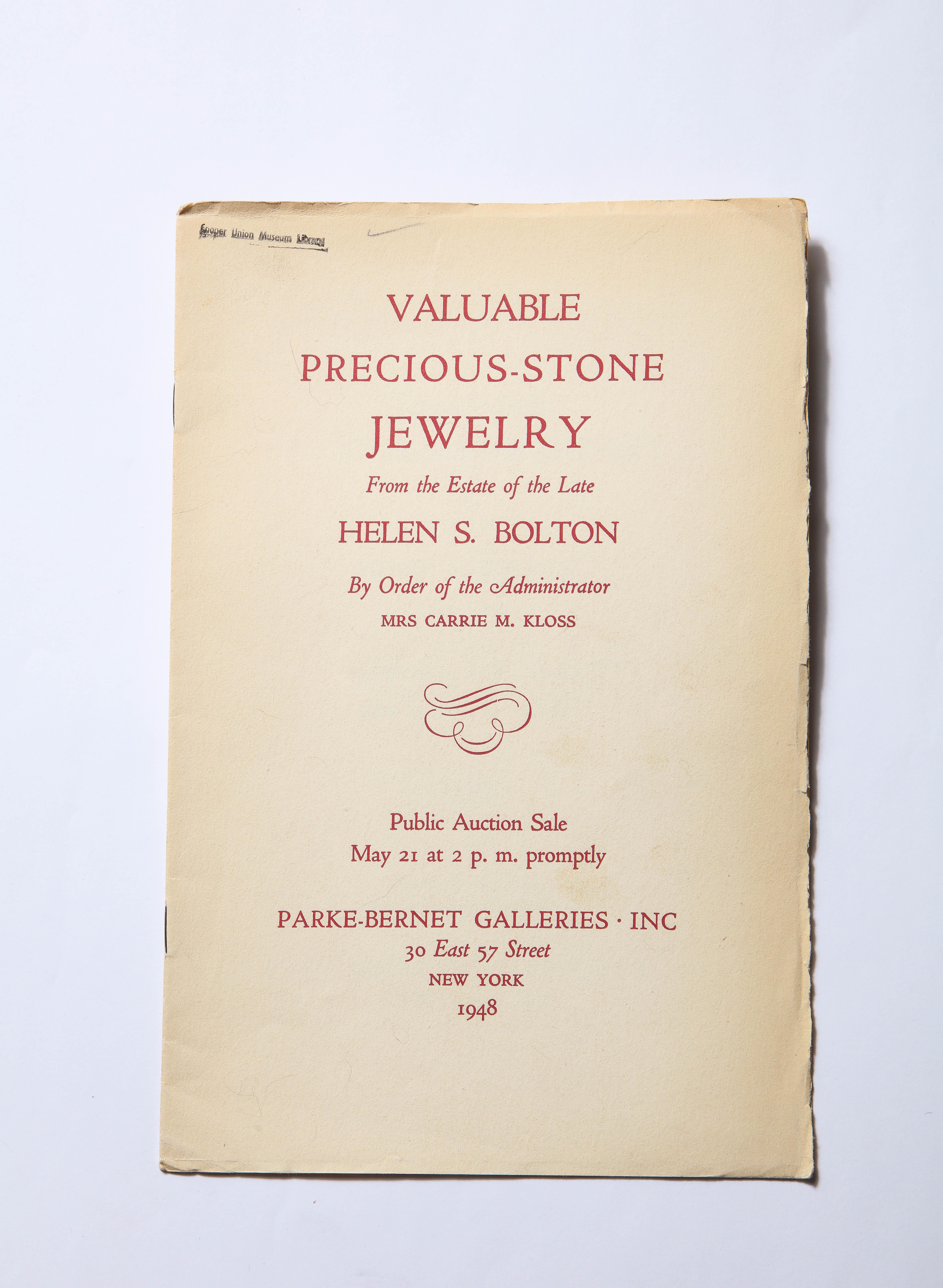 Dix superbes catalogues de vente aux enchères de bijoux Sotheby's d'époque, remplis de photographies étonnantes de bijoux tels que Cartier, Tiffany et d'autres fabricants célèbres comme Flato et By. Un regard sur le monde révolu de la richesse