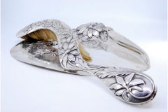 Collects crumbs and brushes in silver with reliefs of leaves and flowers