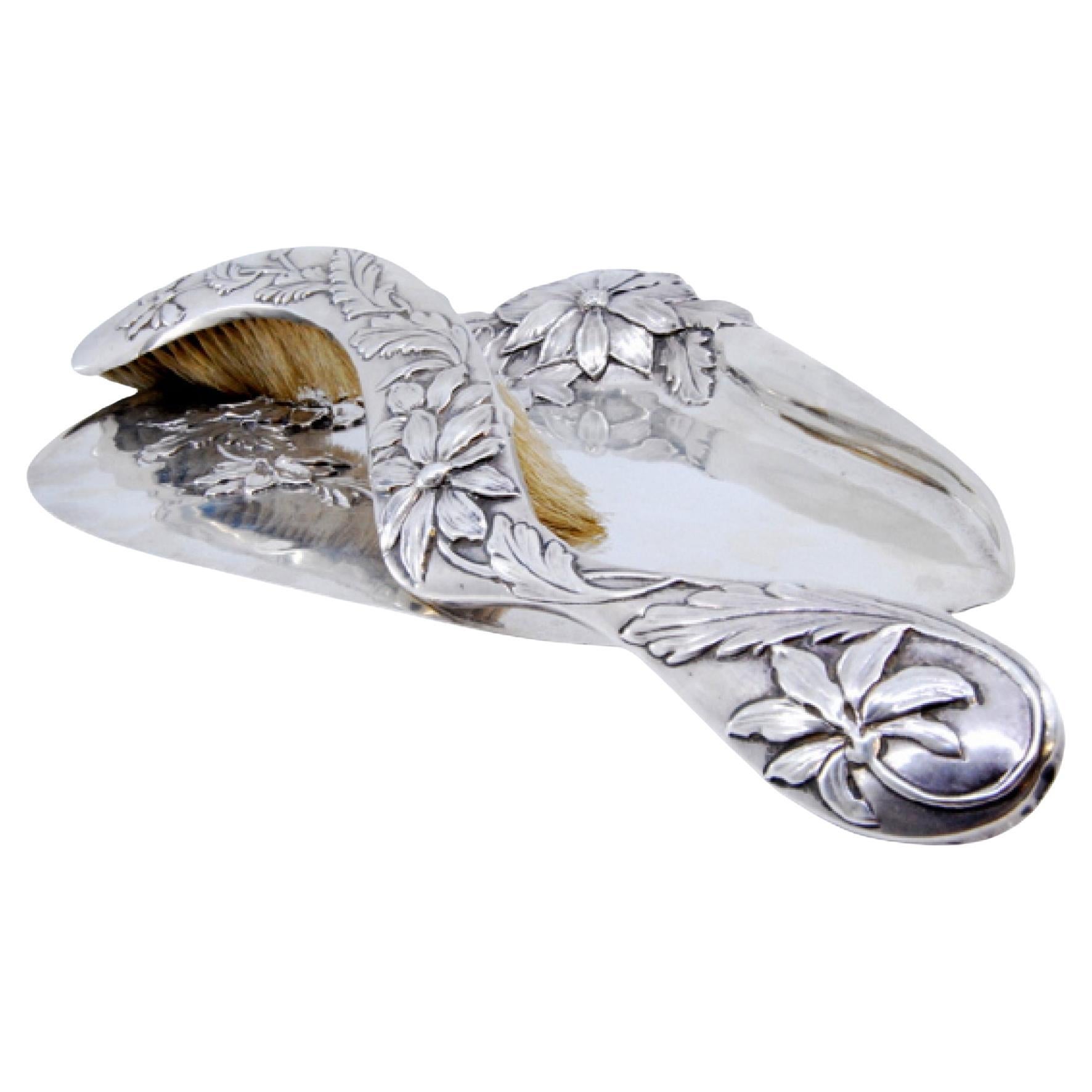 Recoge migas y cepillos de plata con relieves de hojas y flores