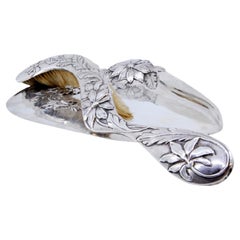 Recoge migas y cepillos de plata con relieves de hojas y flores