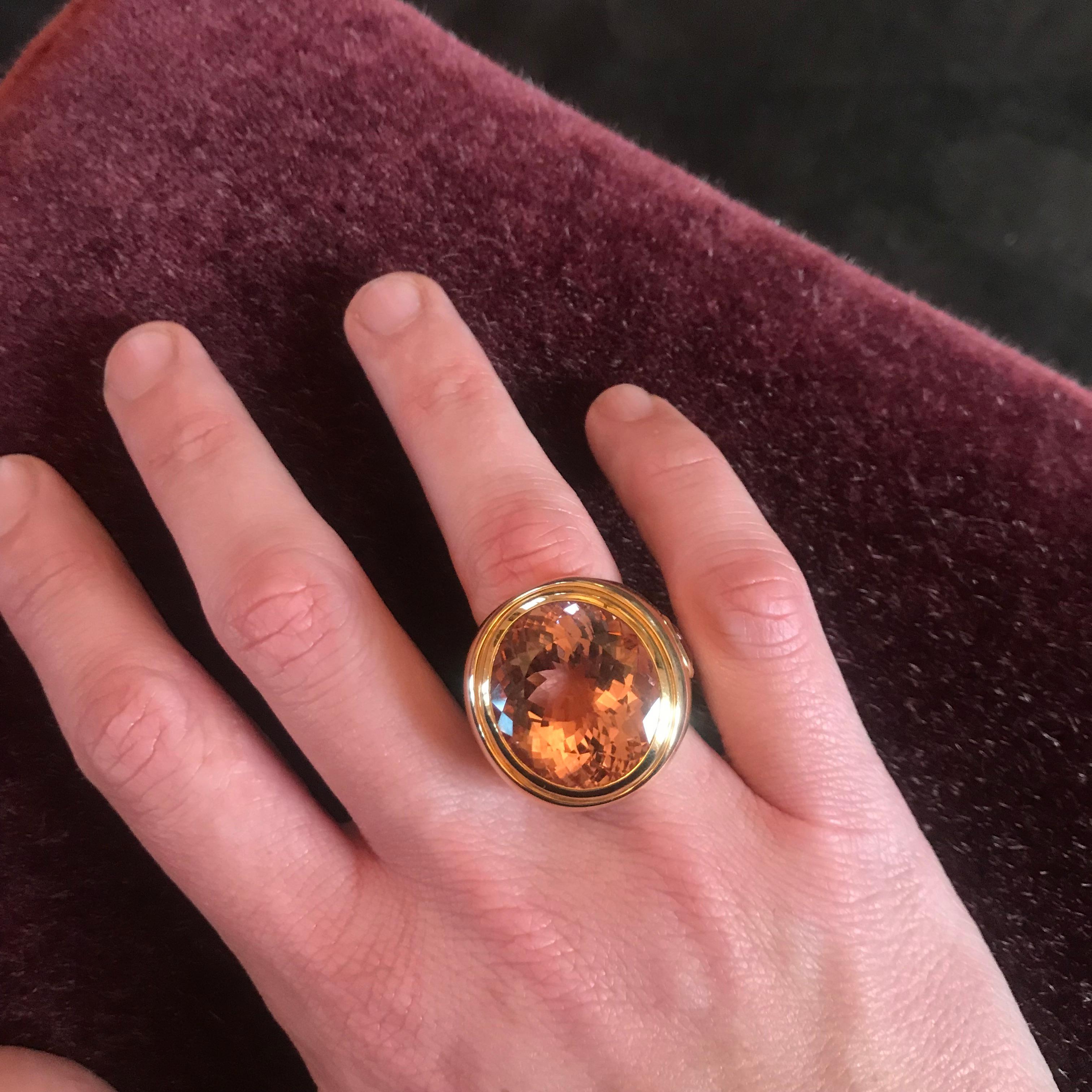 This amazing cocktail ring, set in 18k rose gold, comes along with a huge morganite 31,35 ct and a pair of sapphires 2,00 ct on the sides.