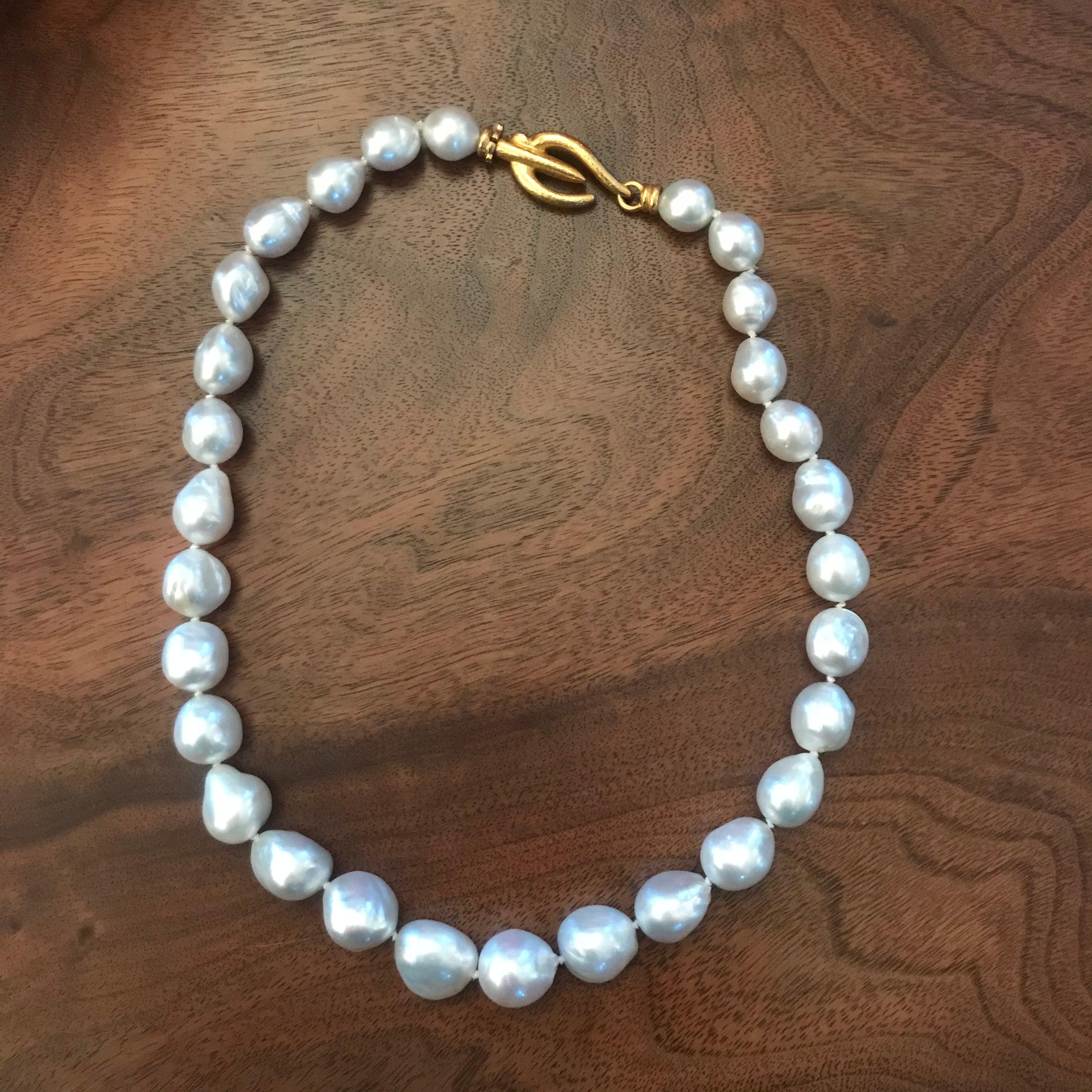 Grezzo Colleen B. Rosenblat Collana in oro con perle barocche dei mari del sud e chiusura in oro in vendita