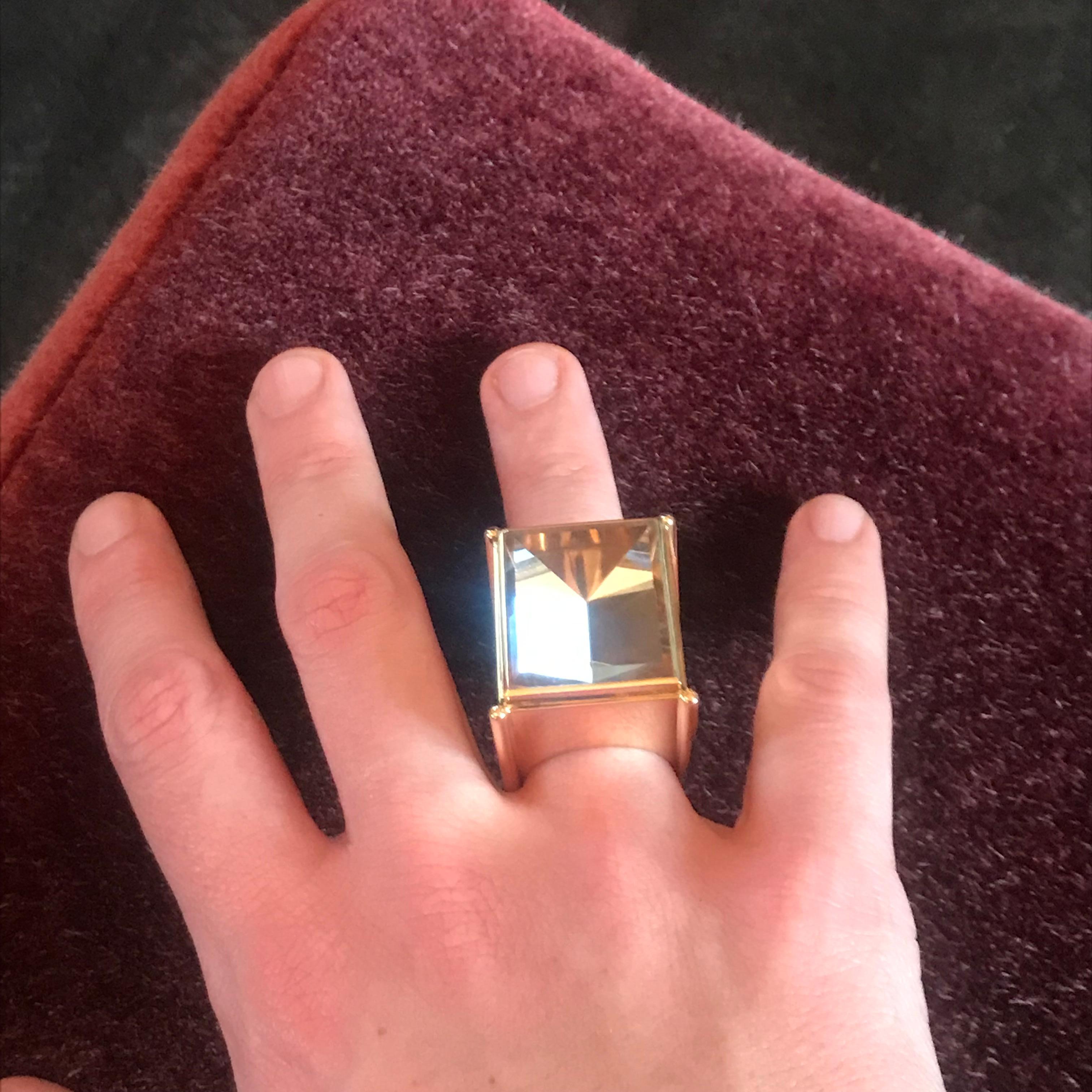 This enormous cocktail ring is set in 18 carat rose gold with a 74,30 ct topaz. This ring is handmade and designed by Colleen B. Rosenblat.
Ring size: 59
