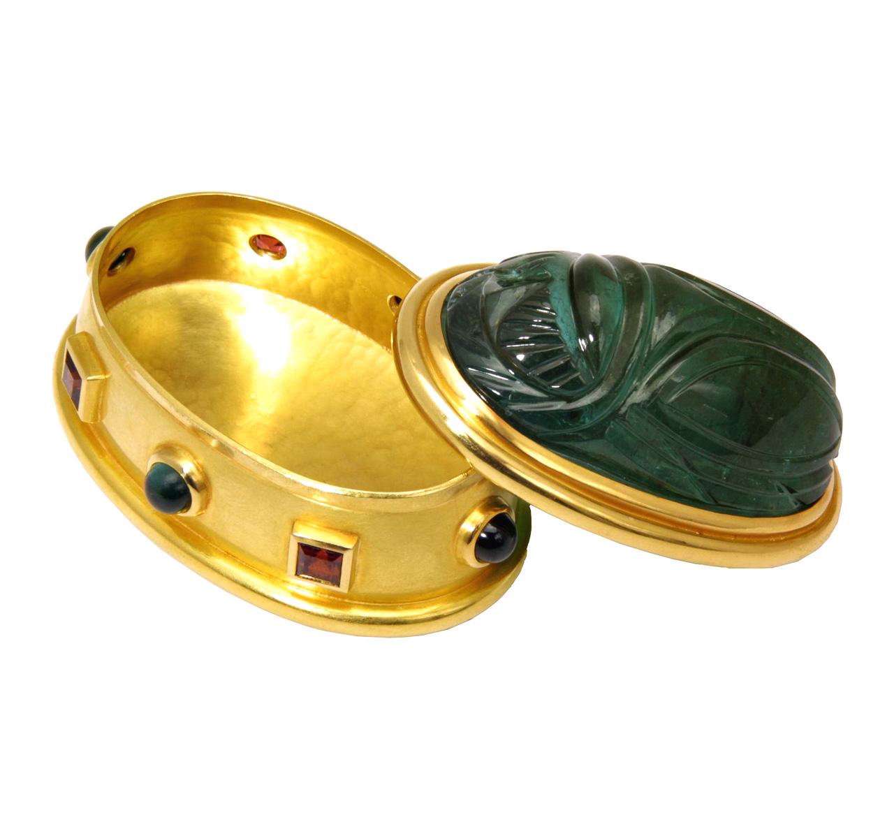 Box of Scarab with 22K yellow gold, 1 green tourmaline 212ct.,
4 red garnet 3,24ct. and 4 green tourmaline 3,76ct.