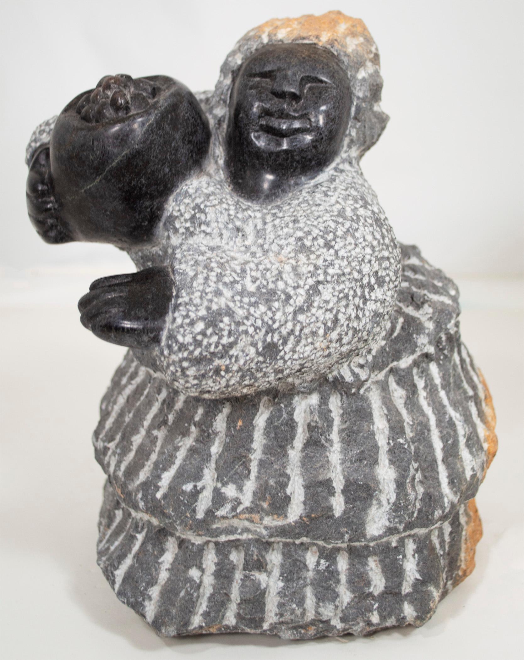 coming From the Fields" ist eine originelle schwarze Serpentin-Skulptur der berühmten Shona-Künstlerin Colleen Madamombe aus der zweiten Generation. Die Skulptur zeigt eine Figur, die für Madamombes Werk typisch ist: eine Frau mit rundem Gesicht,