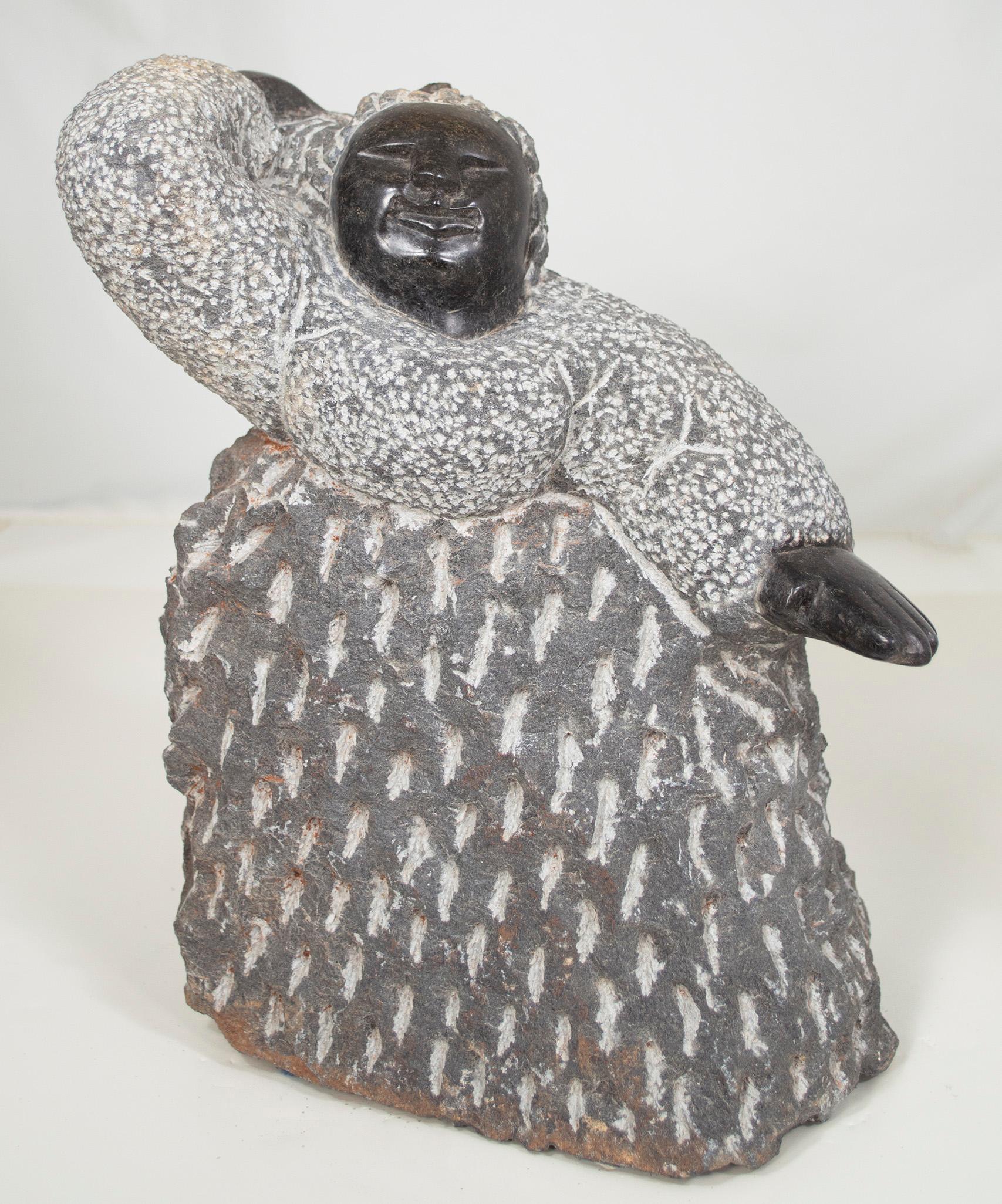 Excited Girl" est une sculpture originale en serpentine noire réalisée par la célèbre artiste shona de deuxième génération Colleen Madamombe. La sculpture présente un personnage commun à l'œuvre de Madamombe : une femme au visage rond, vêtue d'une