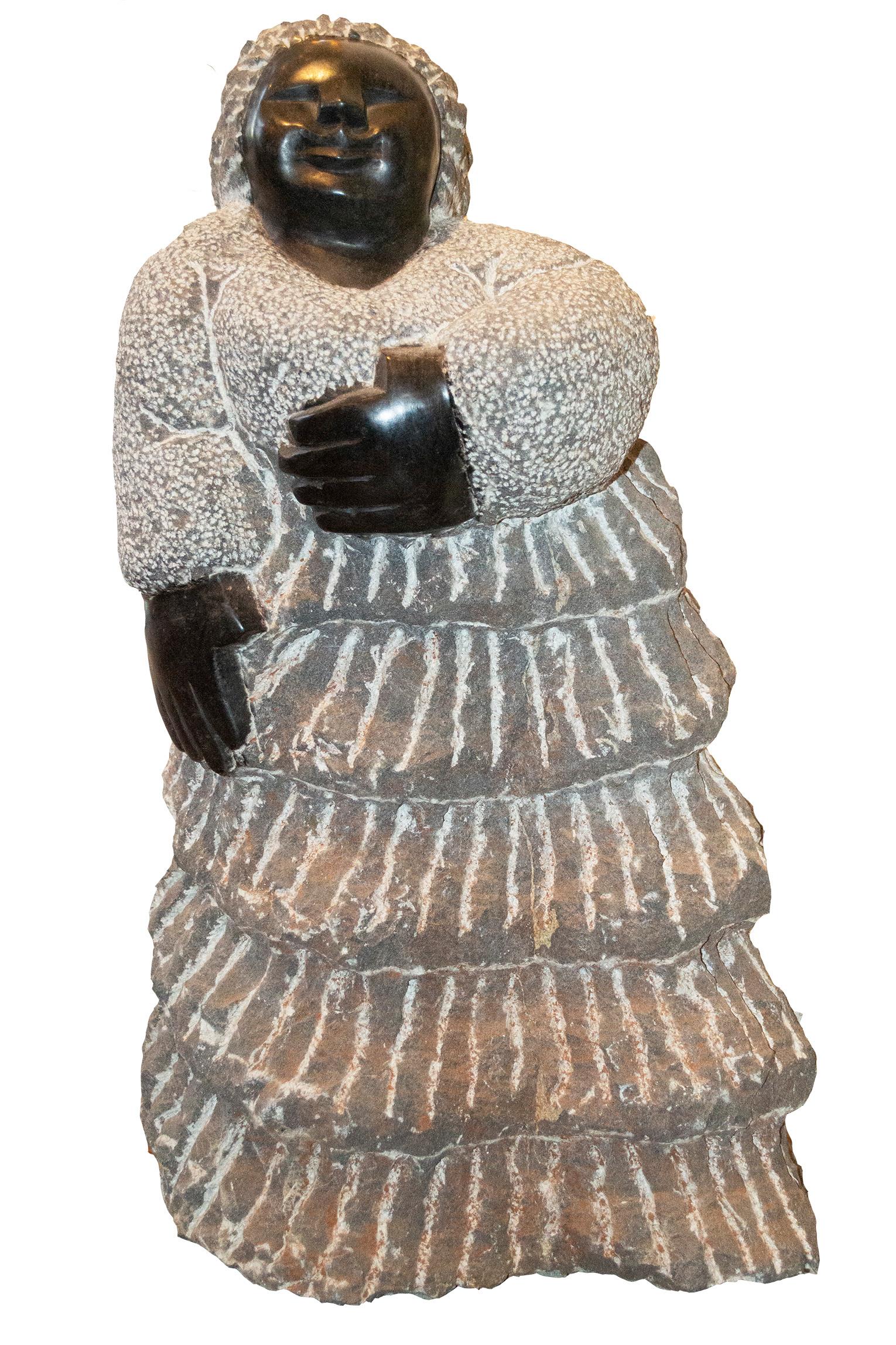 feeling Heart Beat" ist eine originelle schwarze Serpentin-Skulptur der berühmten Shona-Künstlerin Colleen Madamombe aus der zweiten Generation. Die Skulptur zeigt eine Figur, die für Madamombes Werk typisch ist: eine Frau mit rundem Gesicht, die