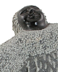 ""Giving a Sign (C-33)" Schwarze Serpentinenstein-Skulptur von Colleen Madamombe