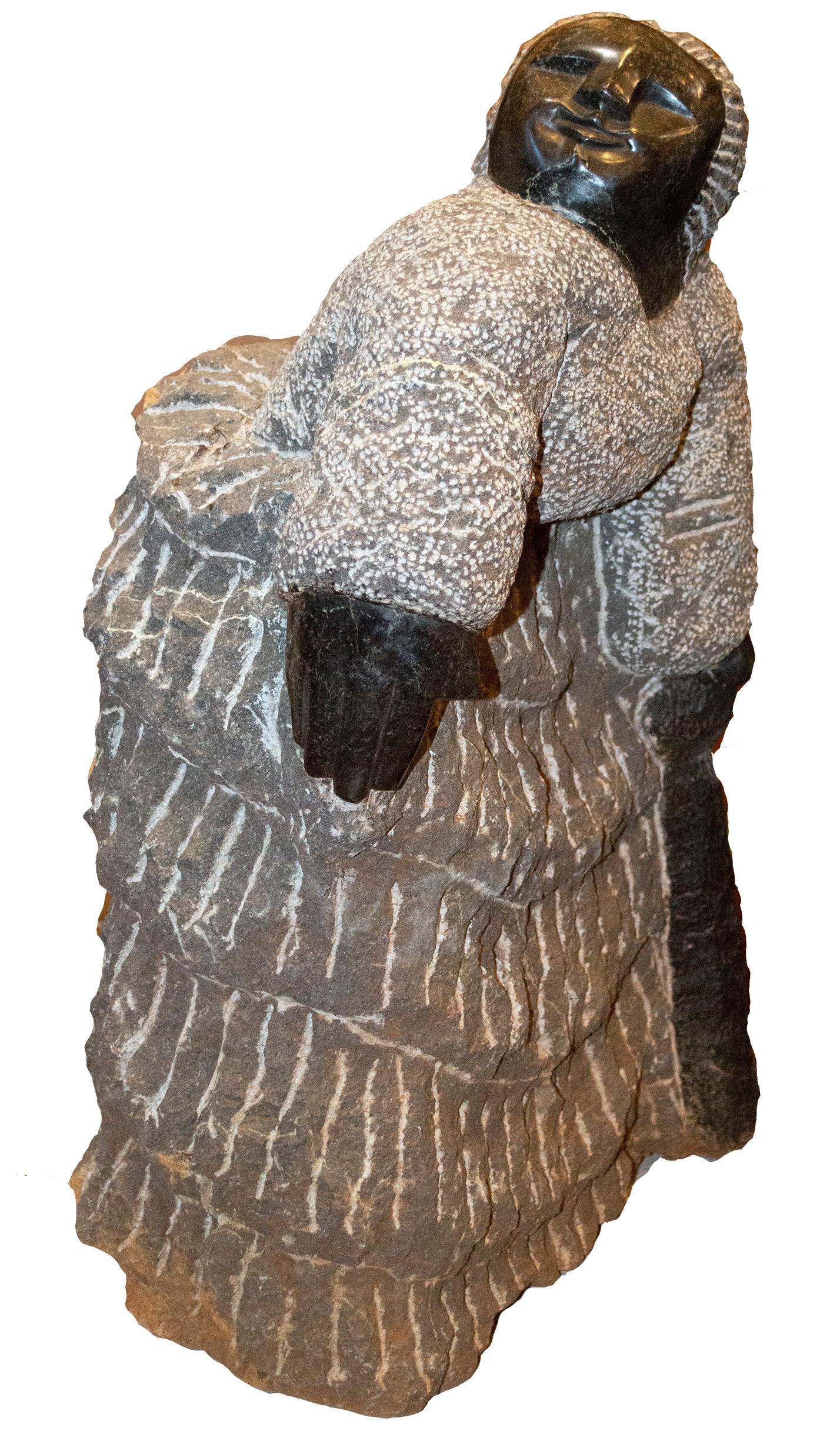 Großmutter" ist eine originelle schwarze Serpentin-Skulptur der berühmten Shona-Künstlerin Colleen Madamombe aus der zweiten Generation. Die Skulptur zeigt eine Figur, die für Madamombes Werk typisch ist: eine Frau mit rundem Gesicht, die ein