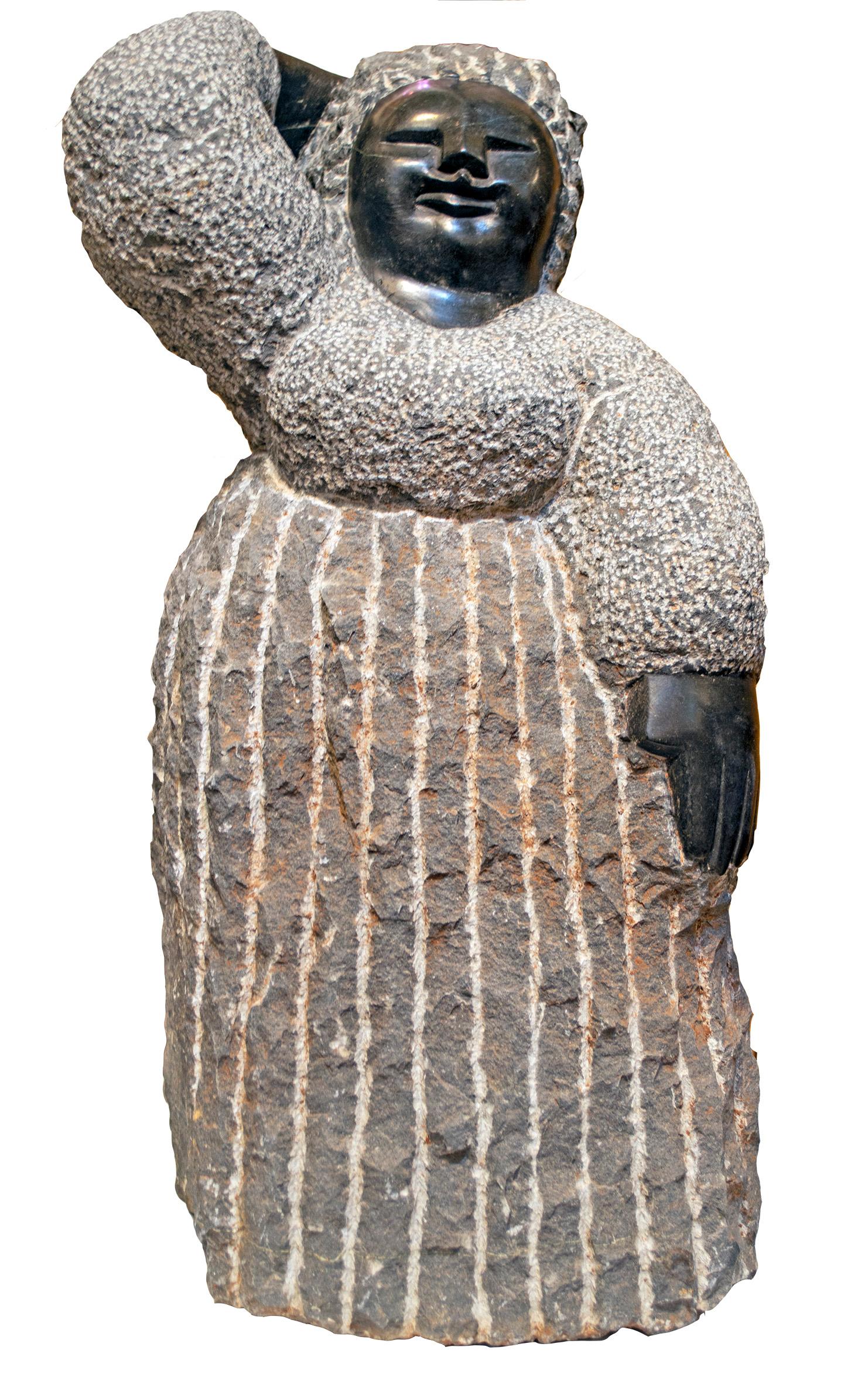 Preoccupied" est une sculpture originale en serpentine noire réalisée par la célèbre artiste shona de deuxième génération Colleen Madamombe. La sculpture présente un personnage commun à l'œuvre de Madamombe : une femme au visage rond, vêtue d'une
